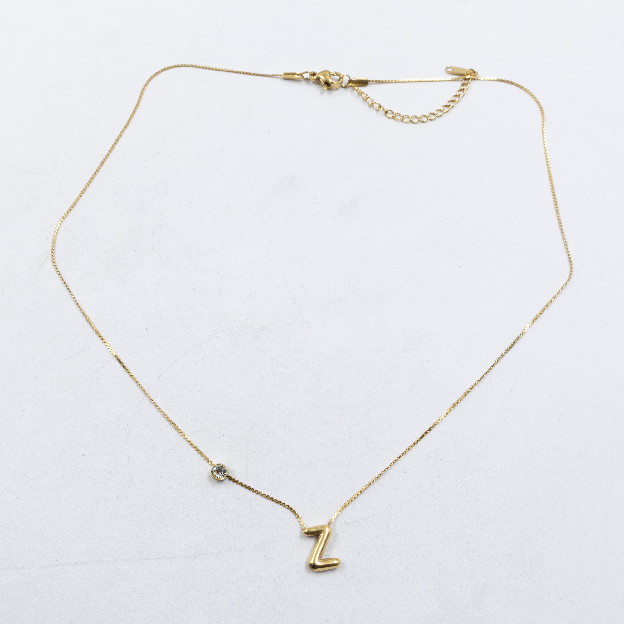 Collar Dorado con Dije de letras pequeñas M2 Oro Laminado