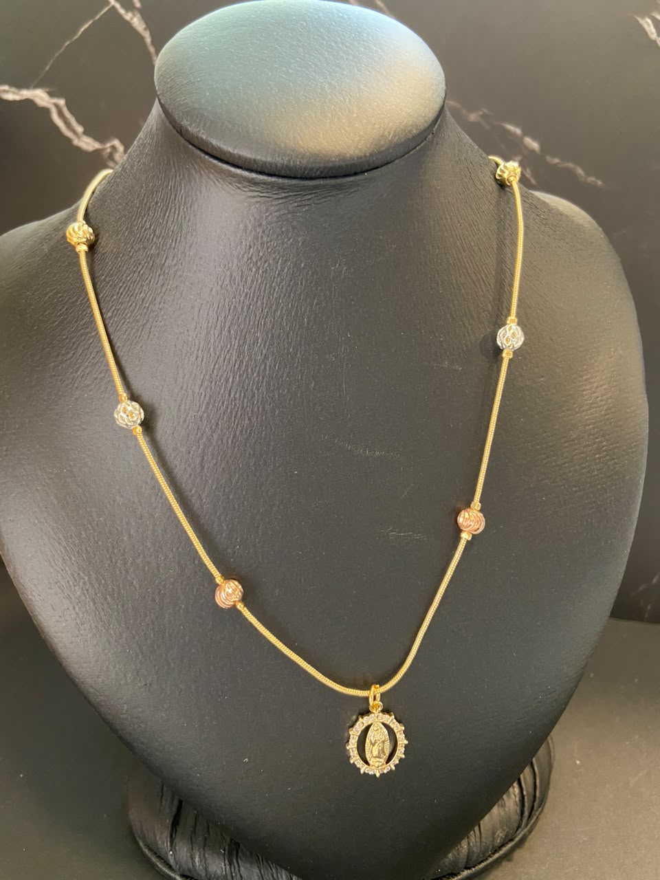 [12/SEPTIEMBRE/26] Collar Dorado de Tres colores con Dije M2 Oro Laminado