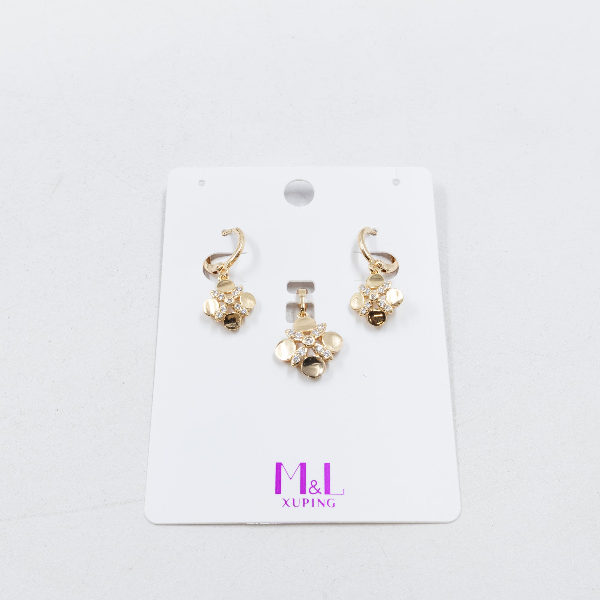 Conjunto de de Aretes y Dije M4 Oro Laminado