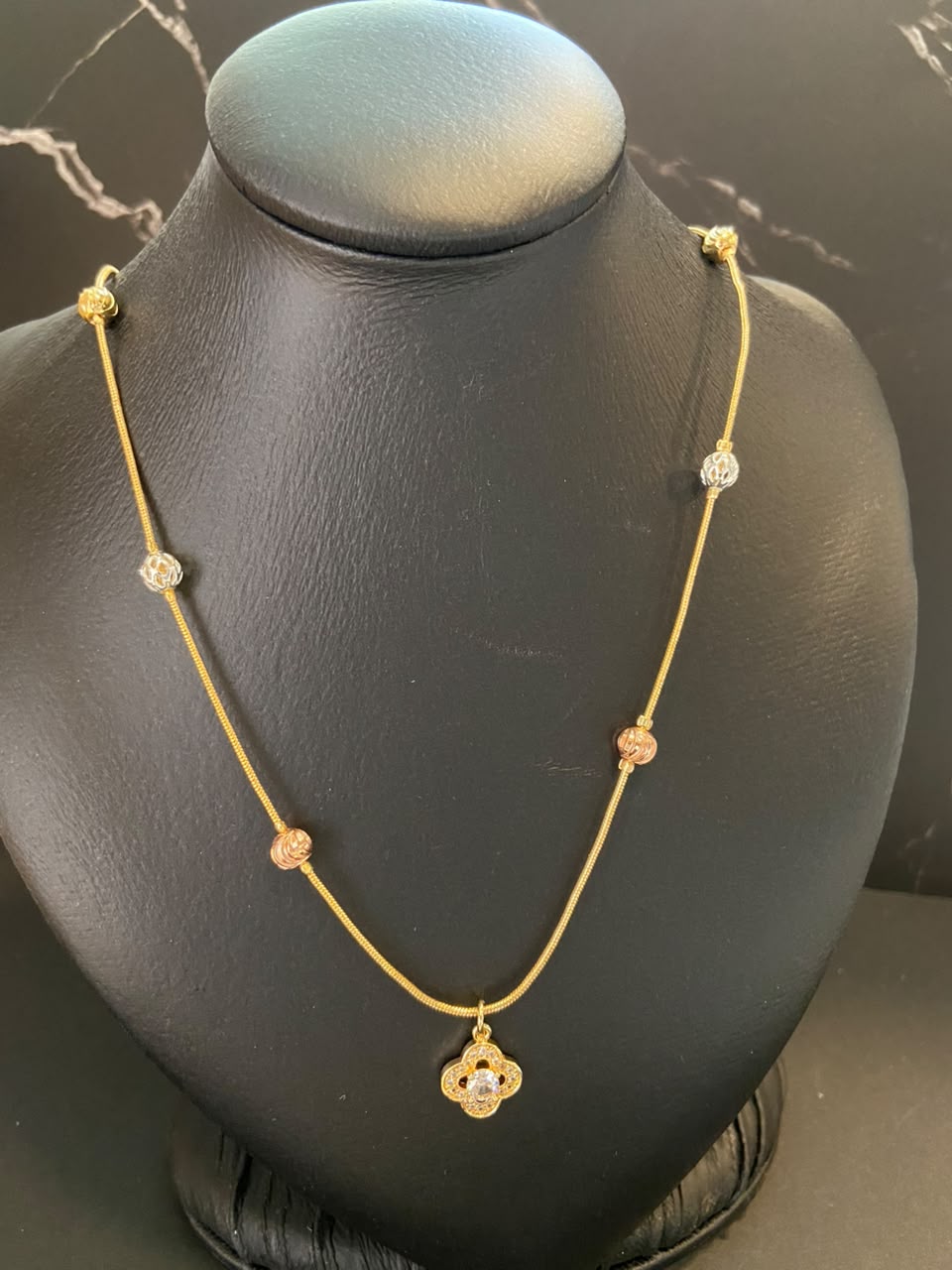 [12/SEPTIEMBRE/26] Collar Dorado de Tres colores con Dije M2 Oro Laminado