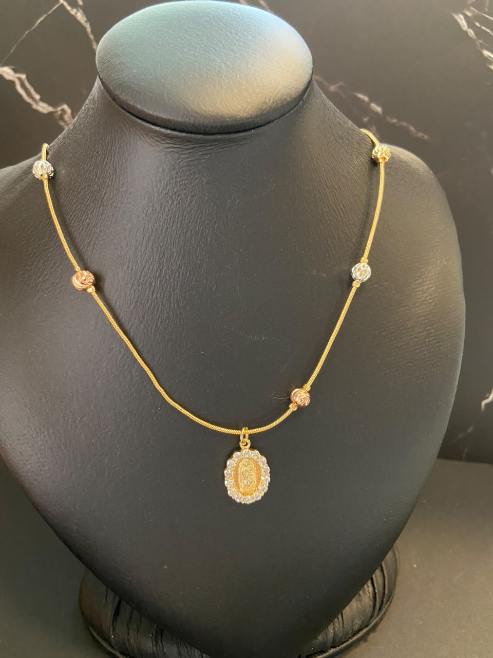 [12/SEPTIEMBRE/26] Collar Dorado de Tres colores con Dije M2 Oro Laminado