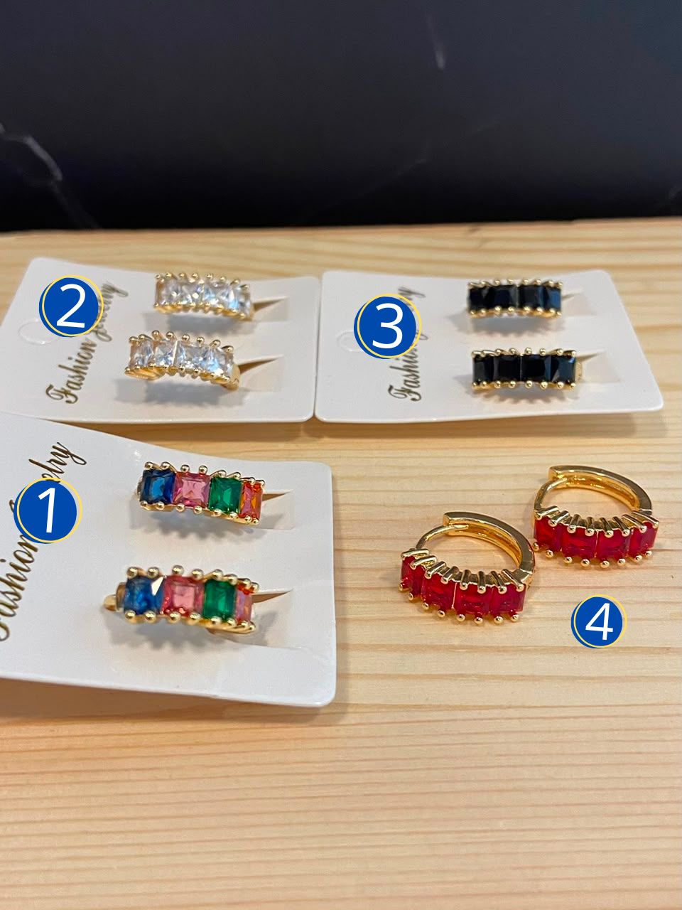 [12/SEPTIEMBRE/26] Aretes Dorados Huggies M16 Oro Laminado