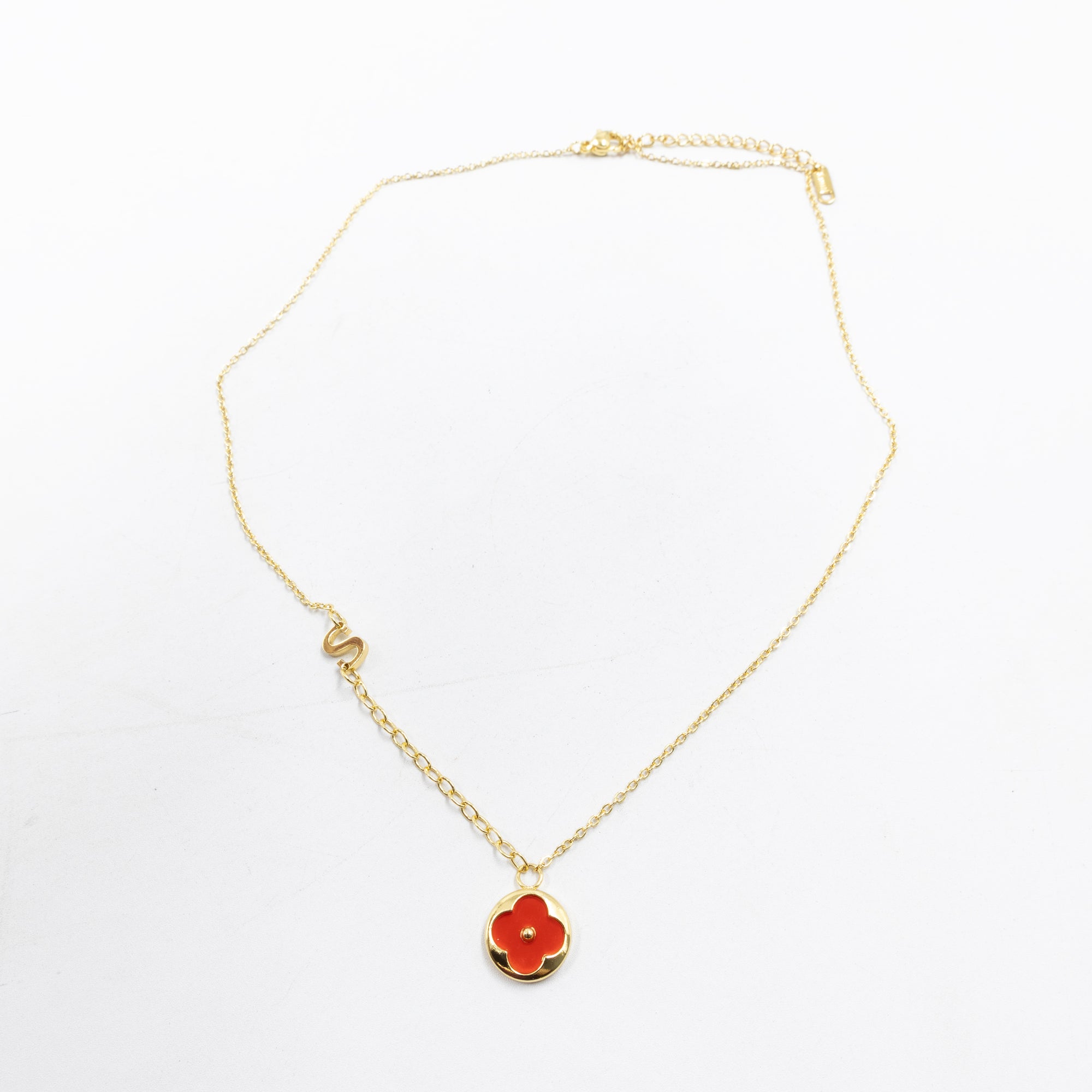 Collares Dorados con dijes de letra S,T,V y dije de Trebol M6 Oro Laminado