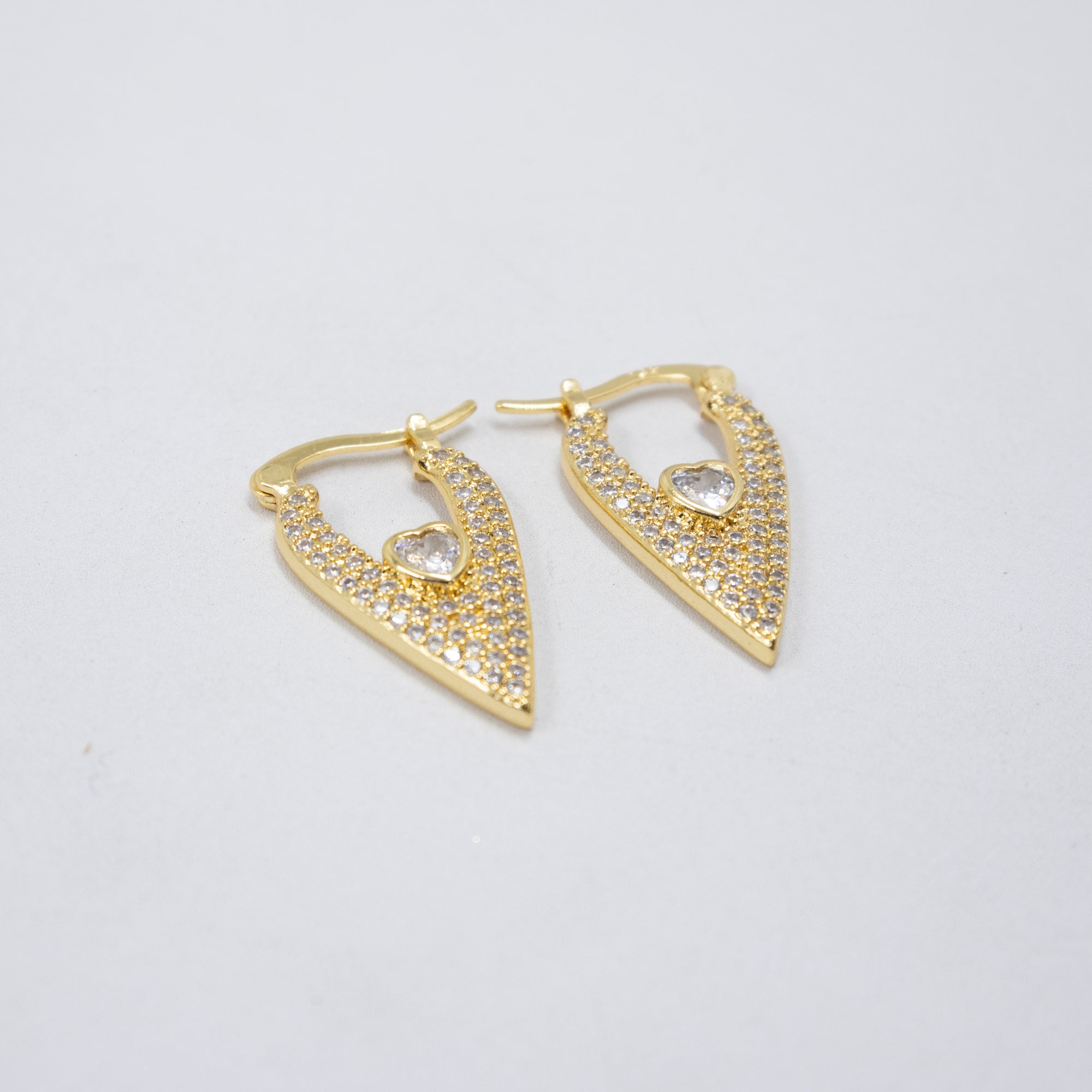 Aretes Dorados con Piedras Blancas M2 Oro Laminado