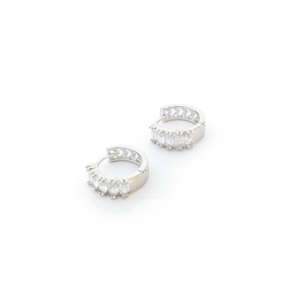 Aretes Plateados Huggies con Piedras Blancas M3 Oro Laminado