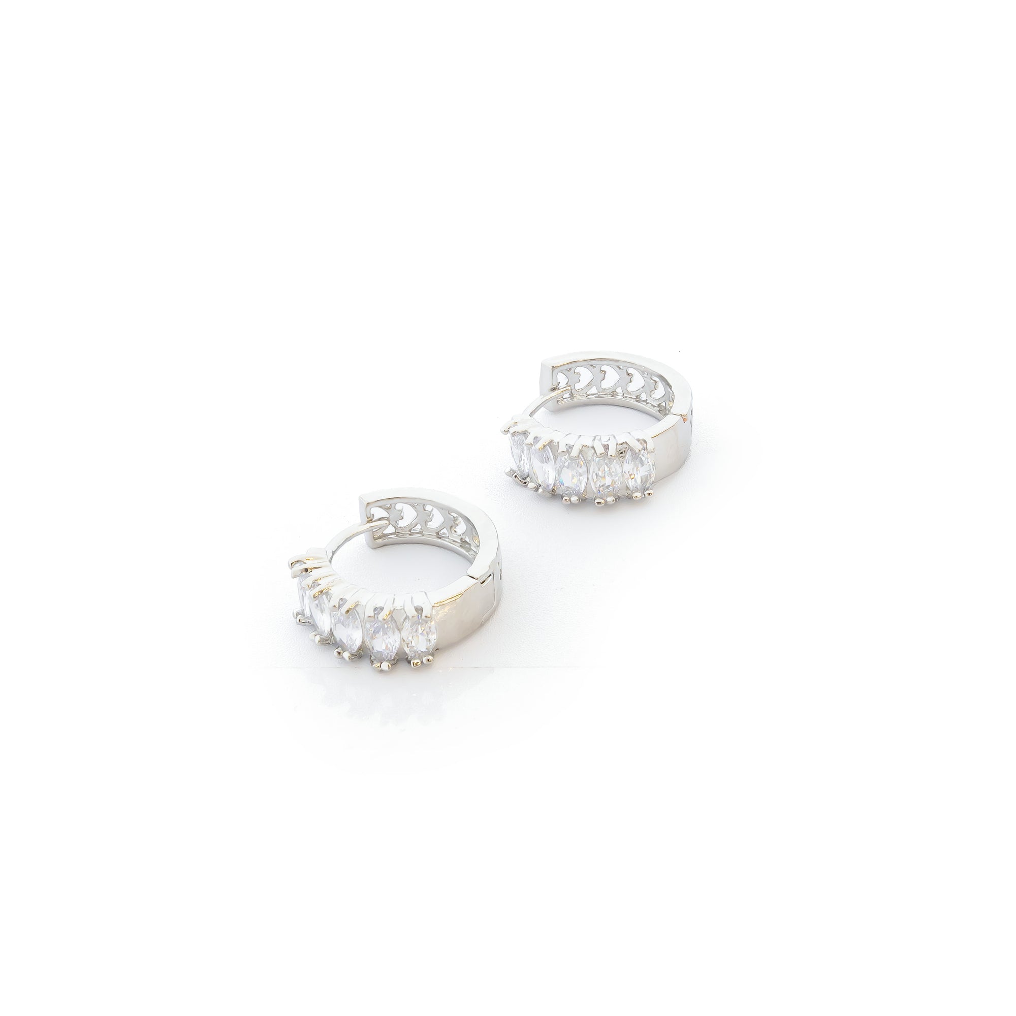 Aretes Plateados Huggies con Piedras Blancas M3 Oro Laminado