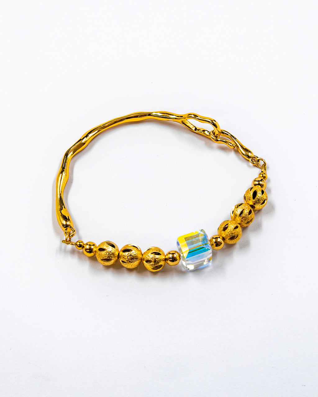 Pulsera rigida con cuentas y dije - M1 Oro Laminado