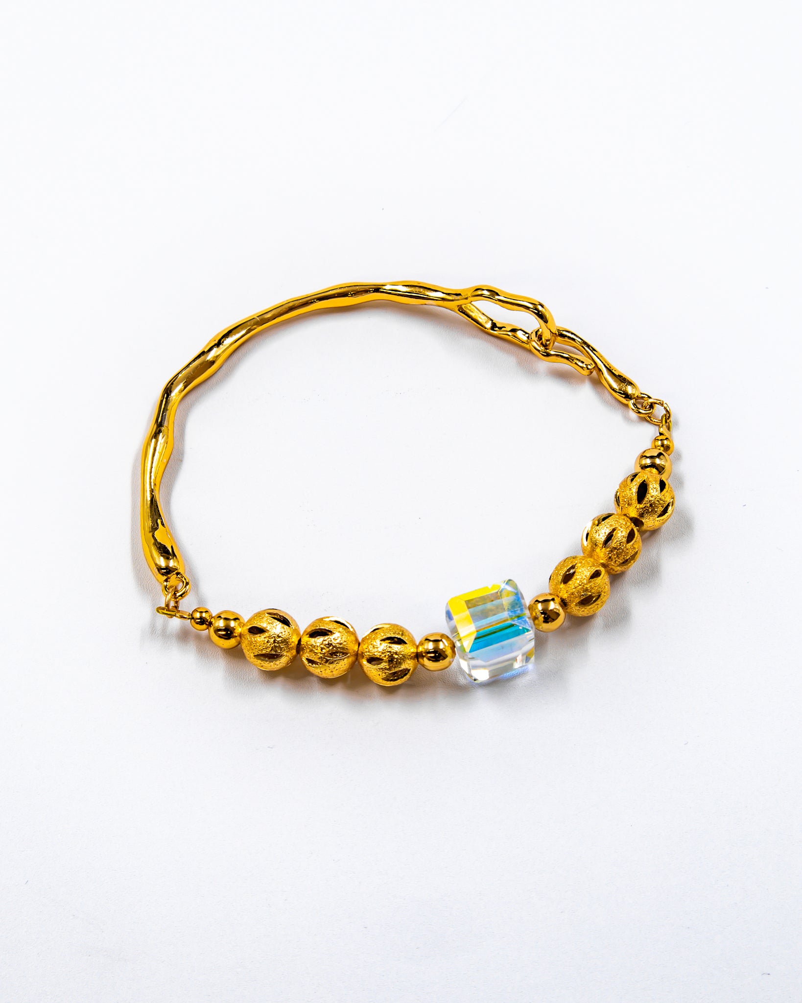 Pulsera rigida con cuentas y dije - M1 Oro Laminado