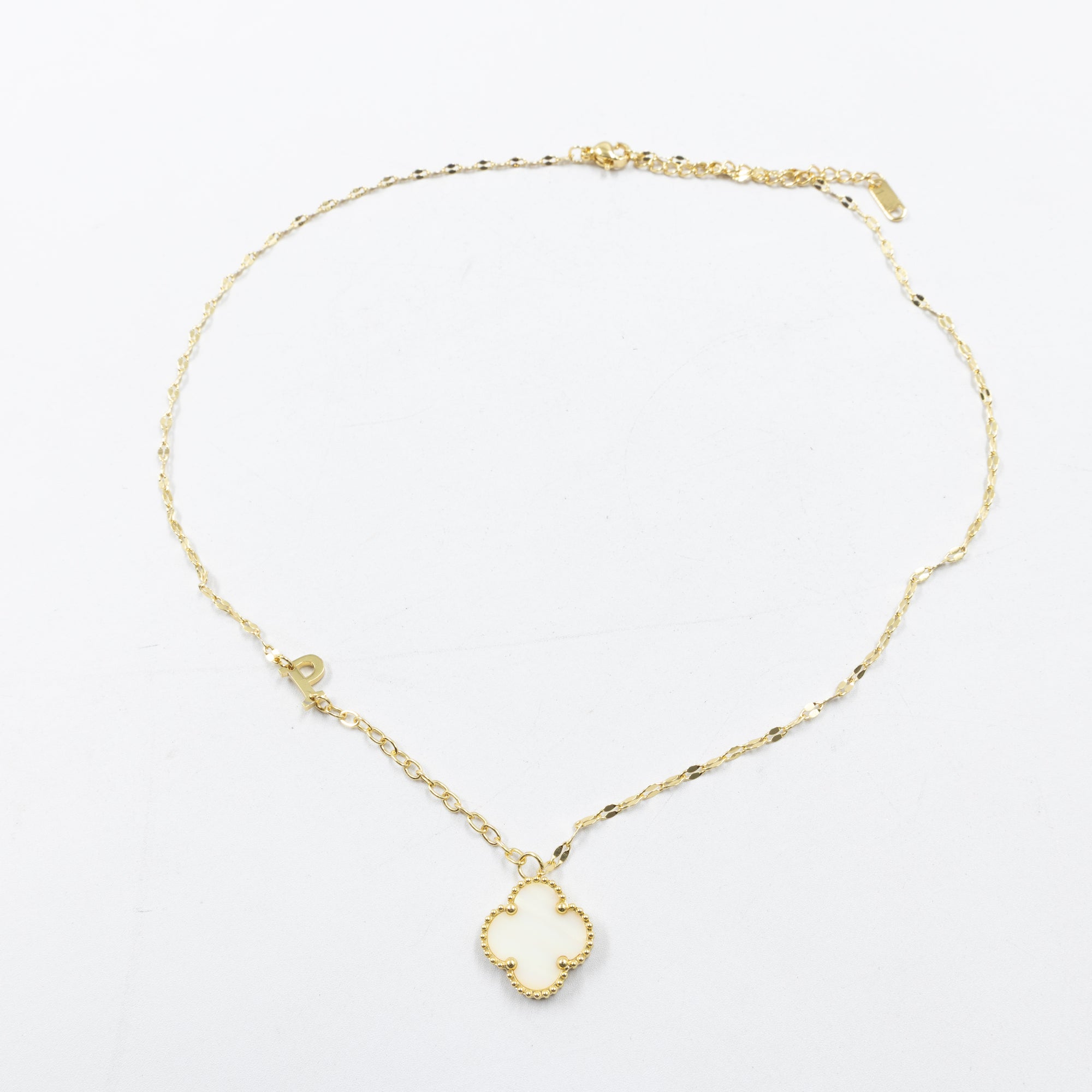 Collares Dorados con dijes de letra P, R, S y dije de Trebol M5 Oro Laminado