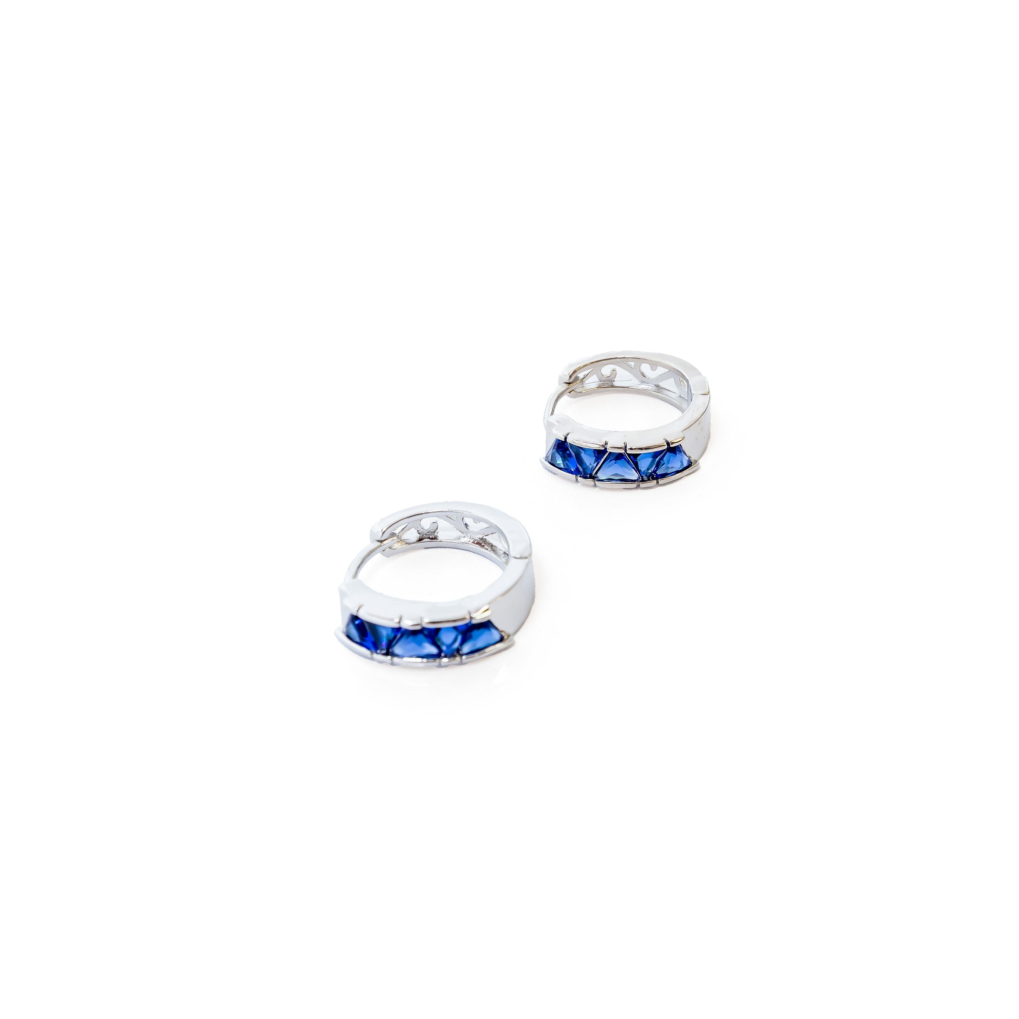 Aretes Plateados Huggies con Piedras Diferentes Colores M17 Oro Laminado