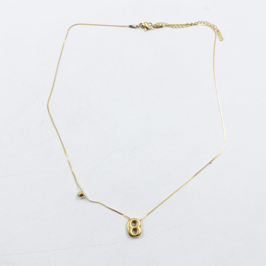 Collar Dorado con Dije de letras pequeñas M1 Oro Laminado