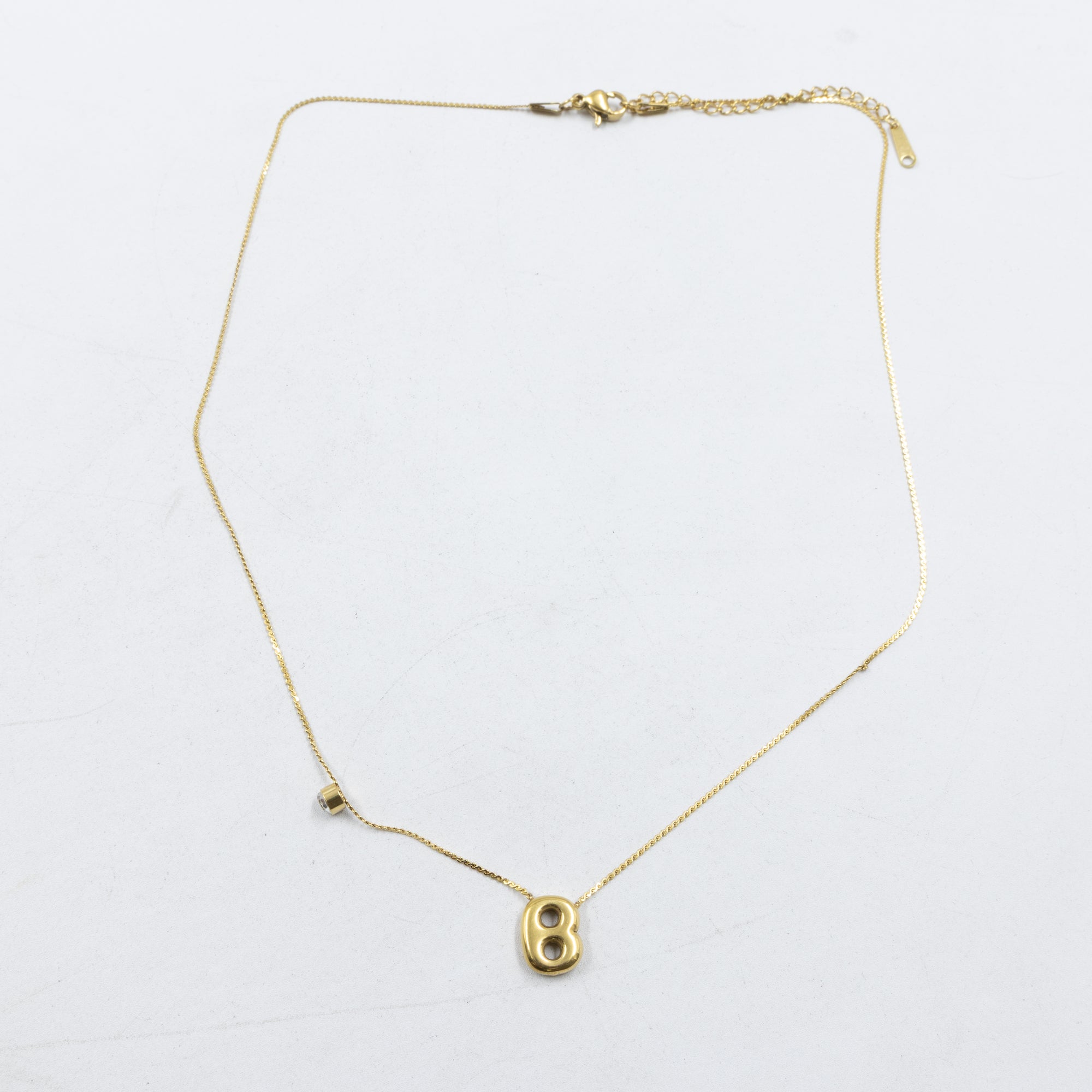 Collar Dorado con Dije de letras pequeñas M1 Oro Laminado