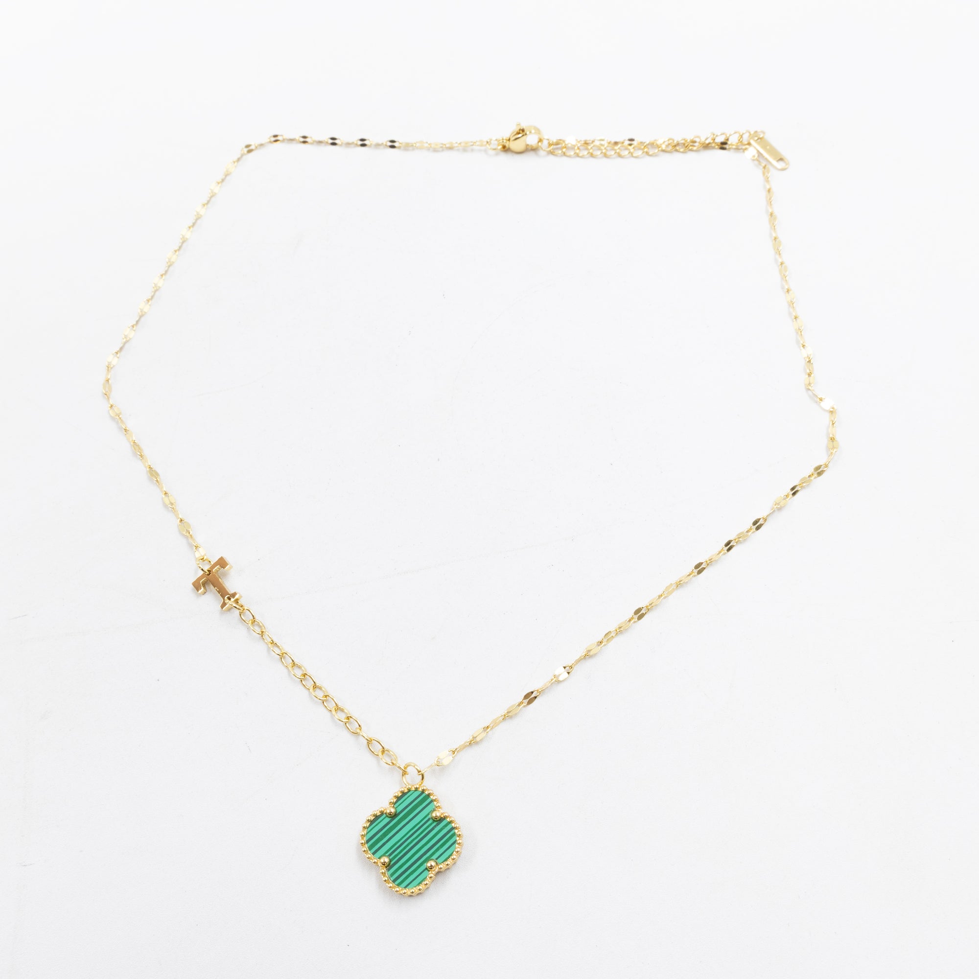 Collares Dorados con dijes de letra T, V y dije de Trebol M6 Oro Laminado
