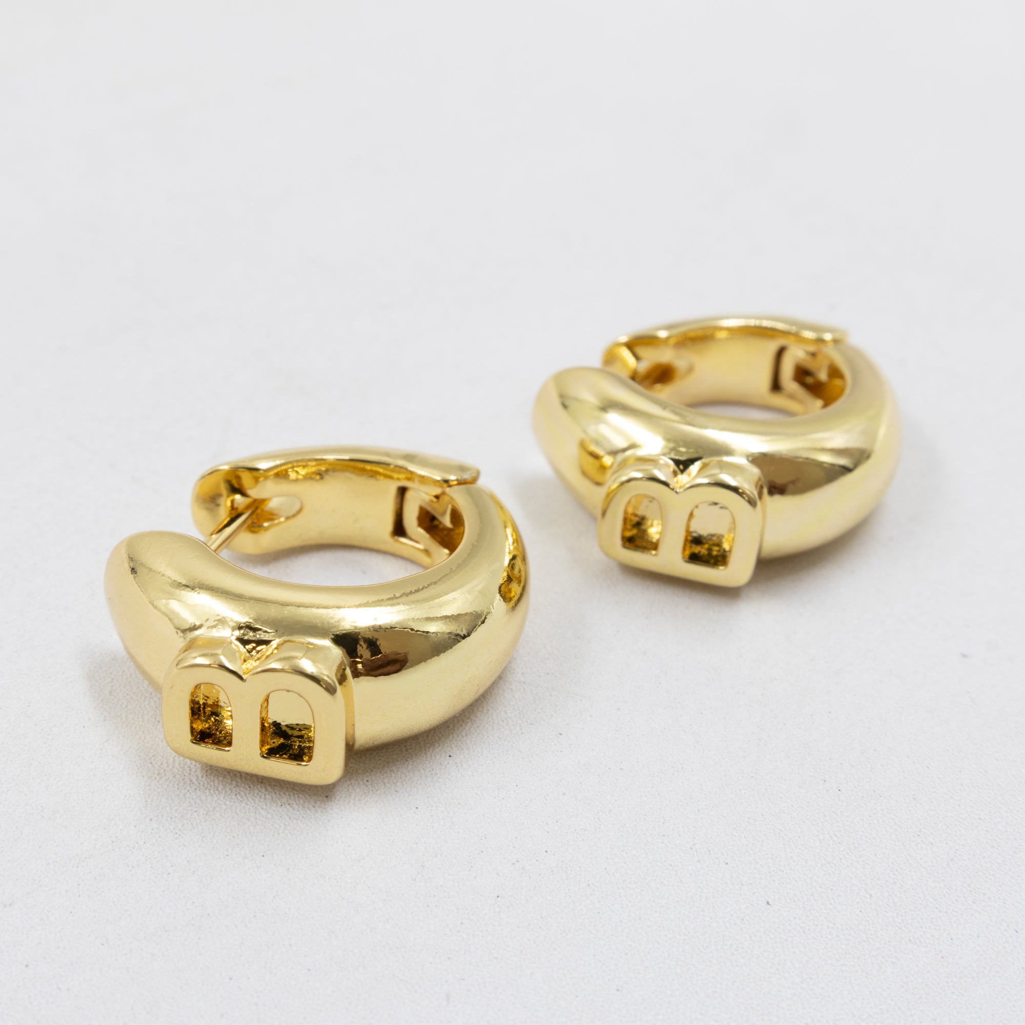Aretes Dorados con Letra M1 Oro Laminado