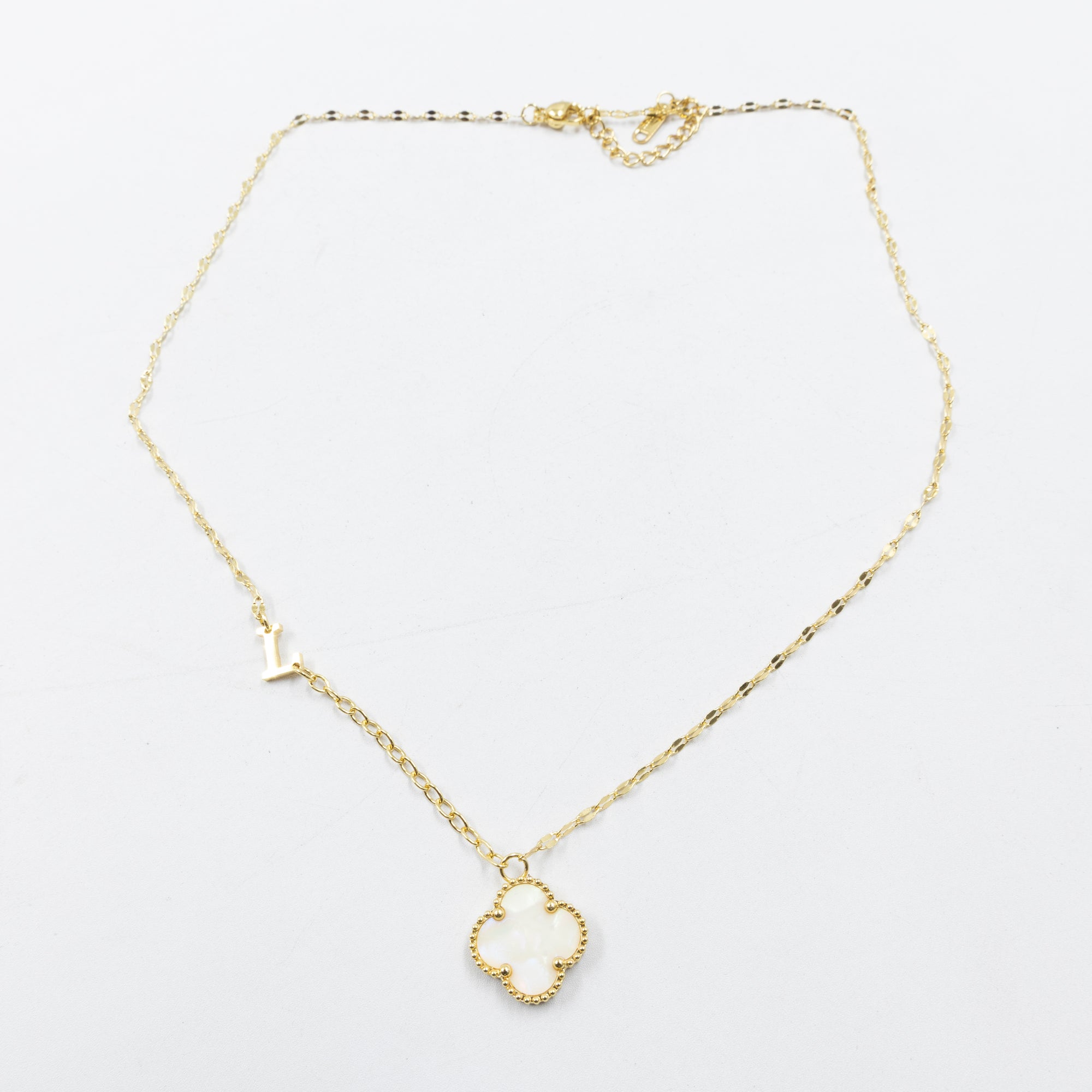 Collares Dorados con dijes de letra L, M, N y dije de Trebol M4 Oro Laminado