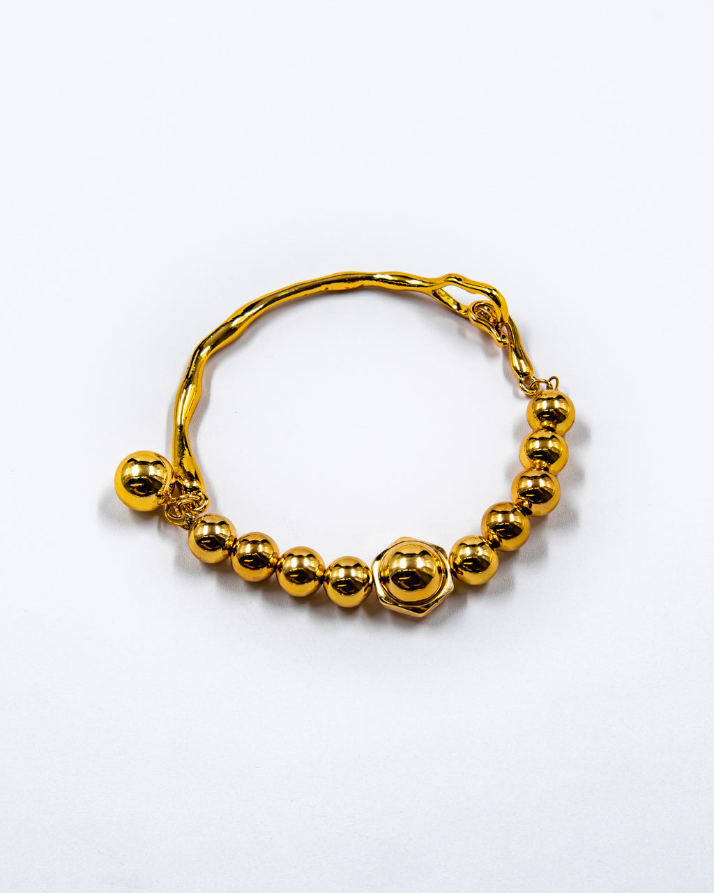 Pulsera rigida con cuentas y dije - M2 Oro Laminado