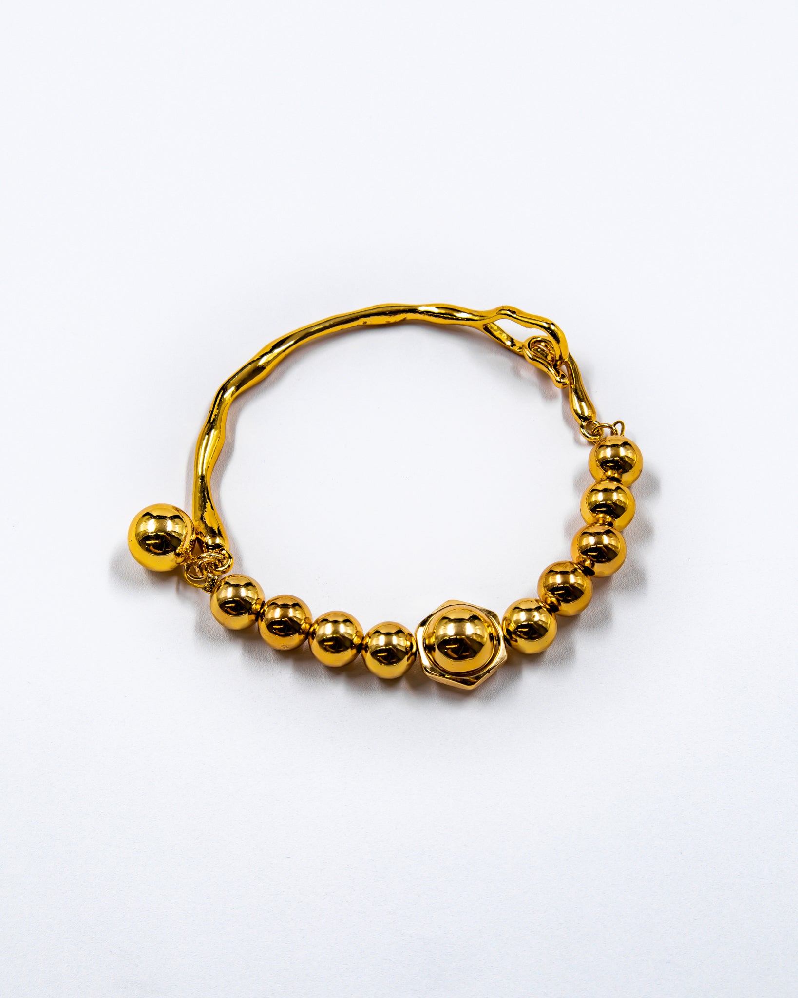 Pulsera rigida con cuentas y dije - M2 Oro Laminado