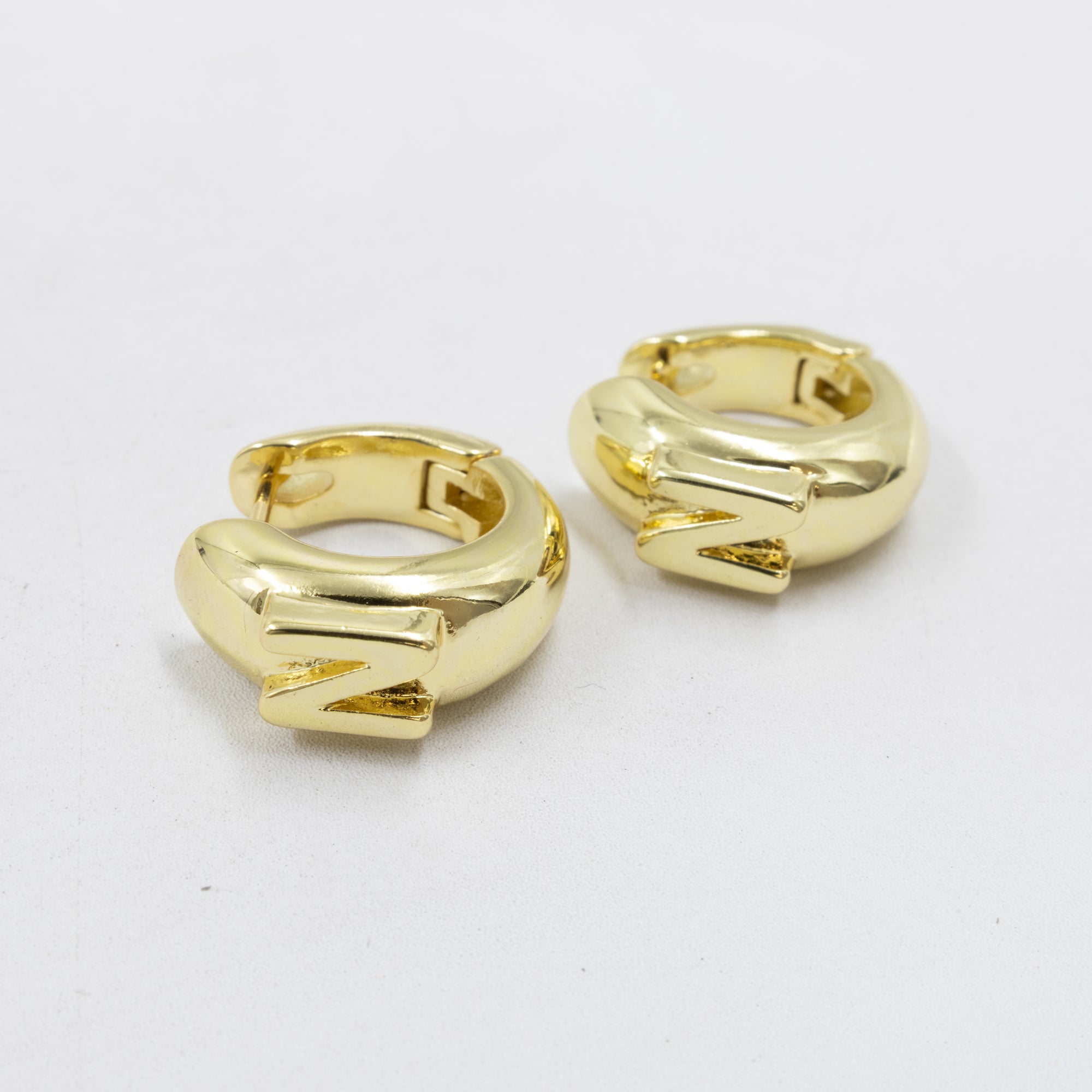 Aretes Dorados con Letra M2 Oro Laminado
