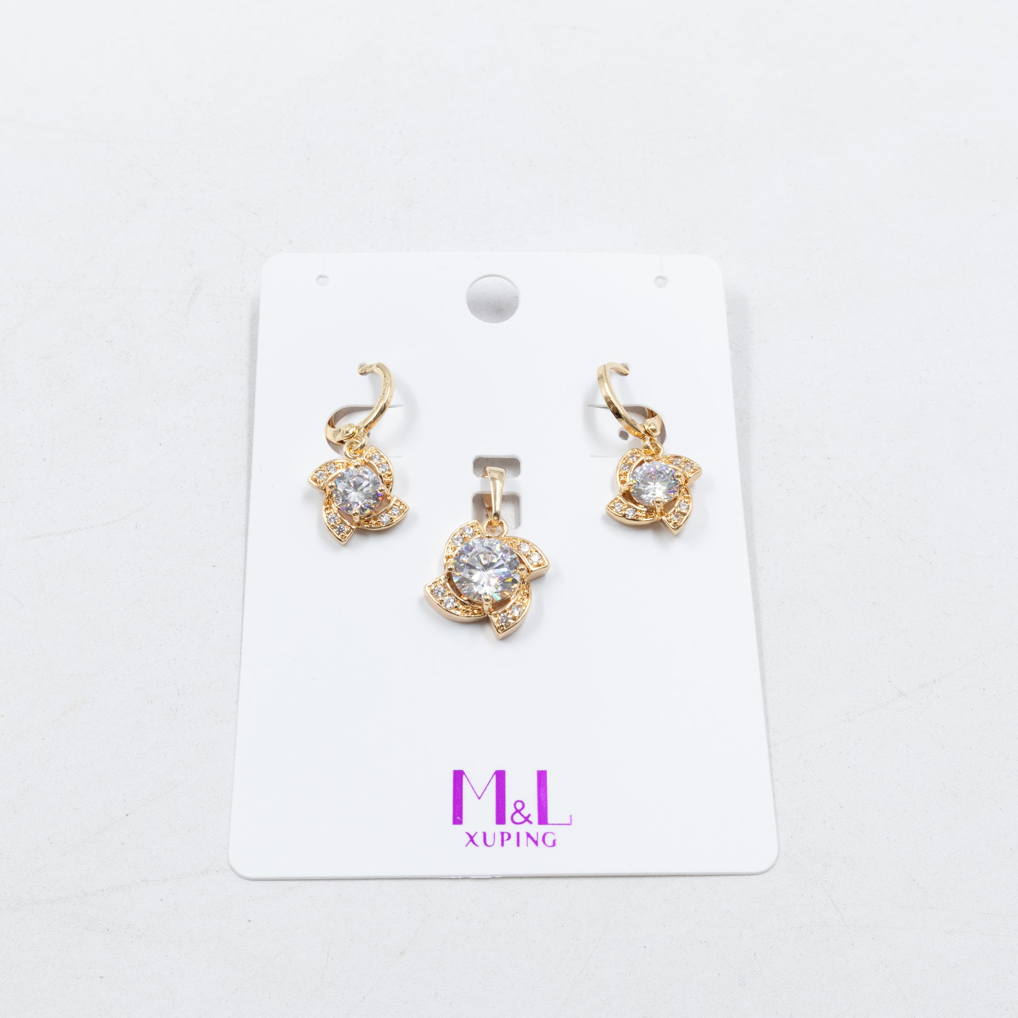 Conjunto de de Aretes y Dije M10 Oro Laminado