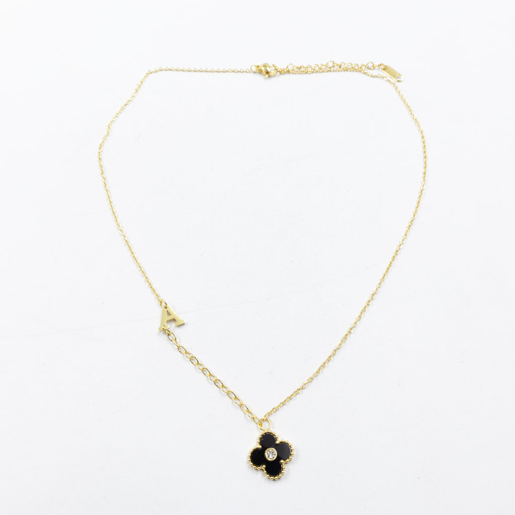 Collar de Dije de Trebol y letras M8 Oro Laminado