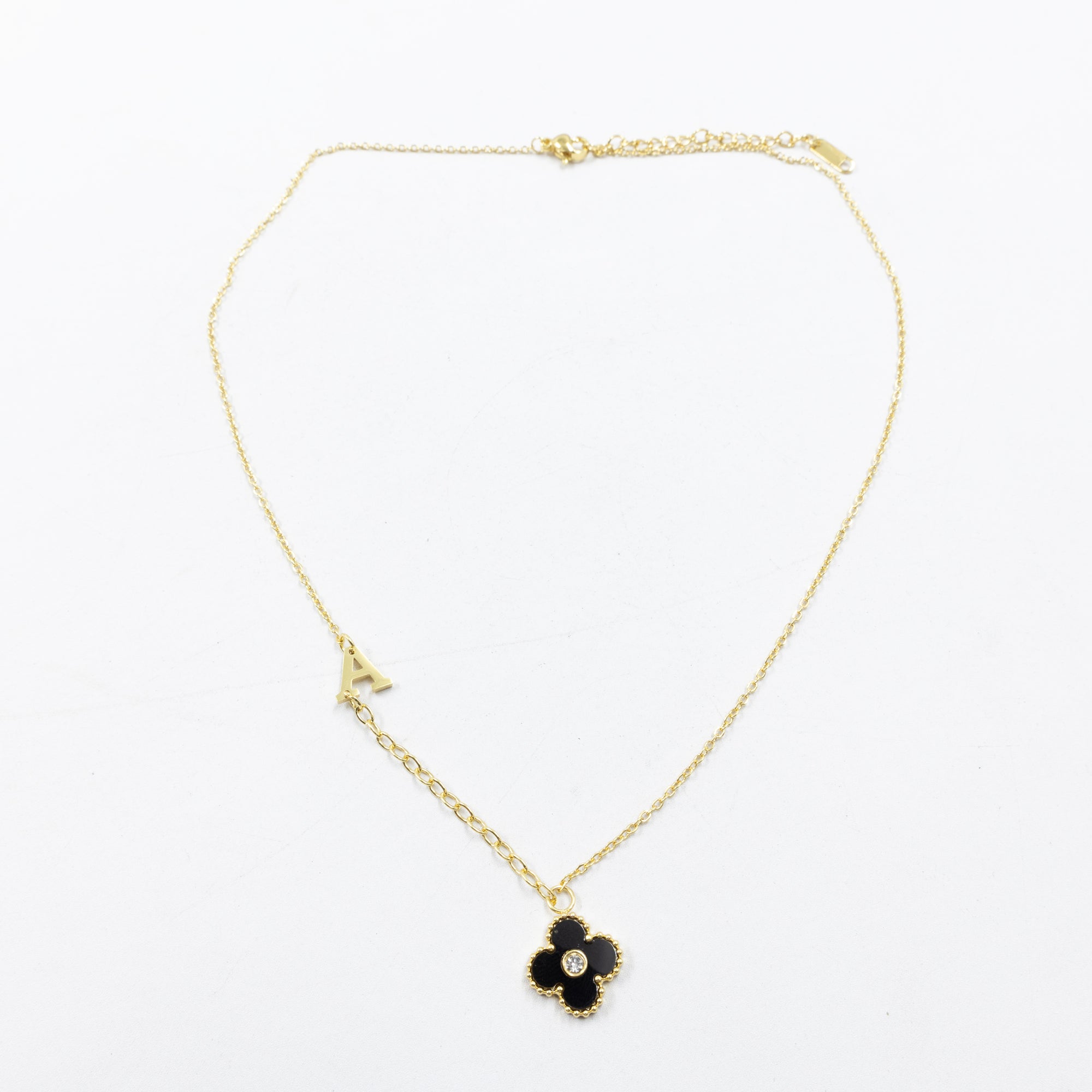 Collar de Dije de Trebol y letras M8 Oro Laminado