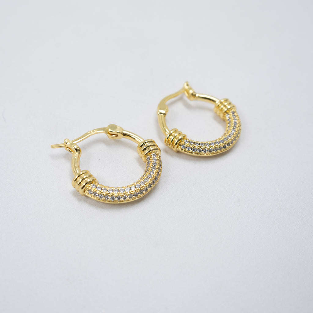 Aretes Dorados con Piedras Blancas M1 Oro Laminado