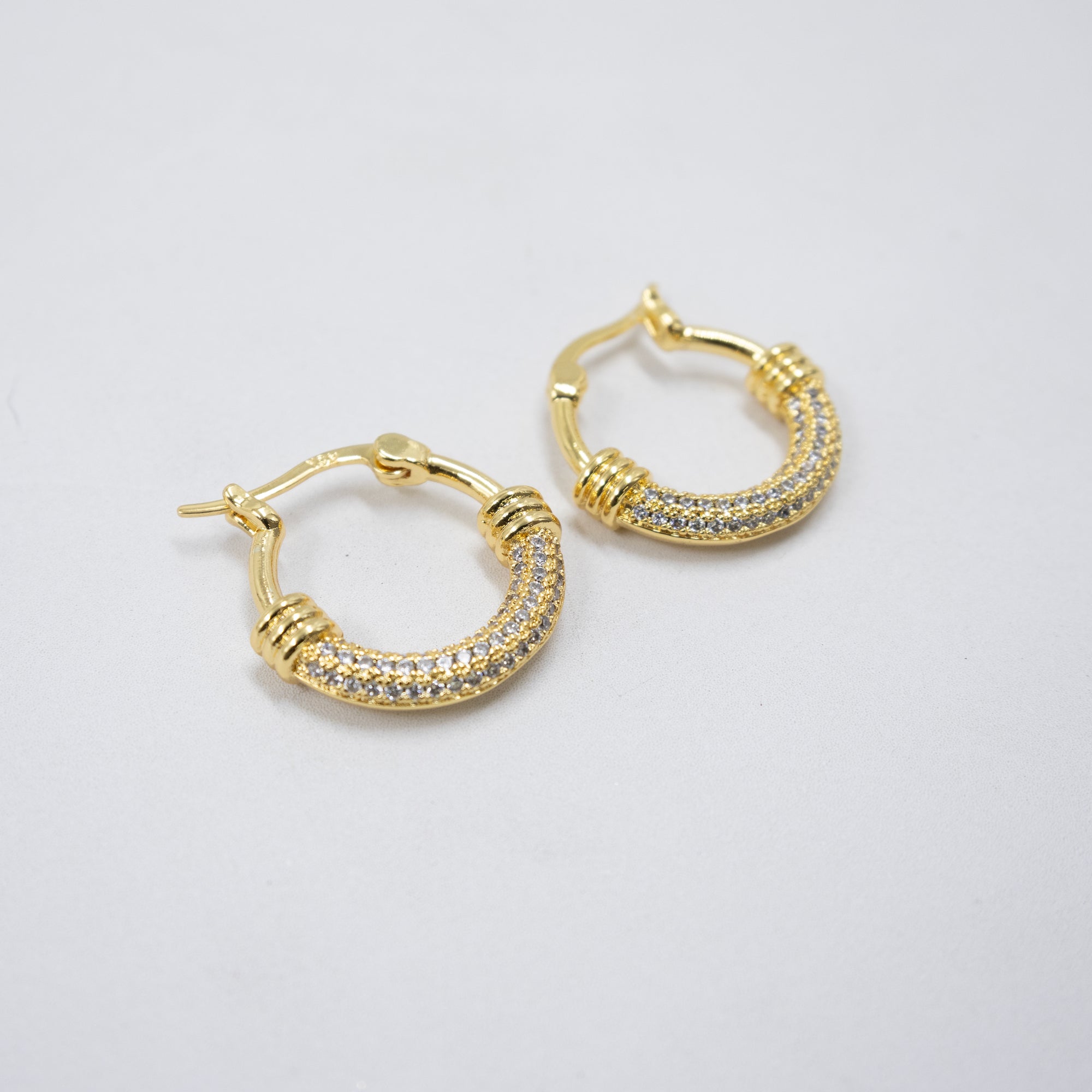 Aretes Dorados con Piedras Blancas M1 Oro Laminado