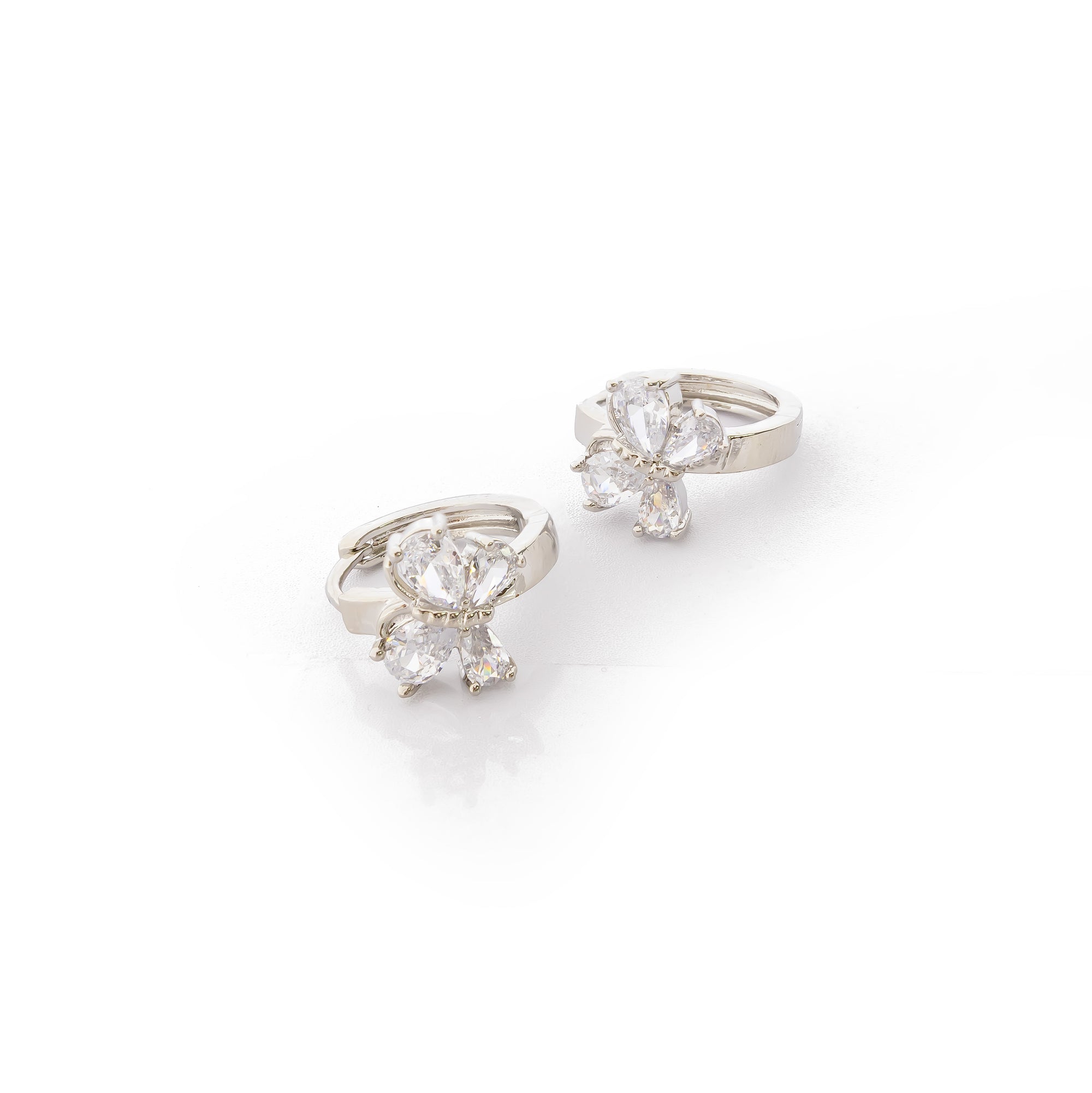 Aretes Plateados Huggies con Piedras Blancas M2 Oro Laminado