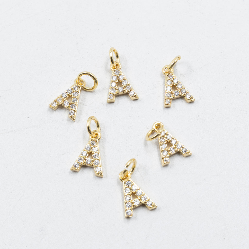 Paquete de 6 Dijes de Letras con piedras M1 Oro Laminado