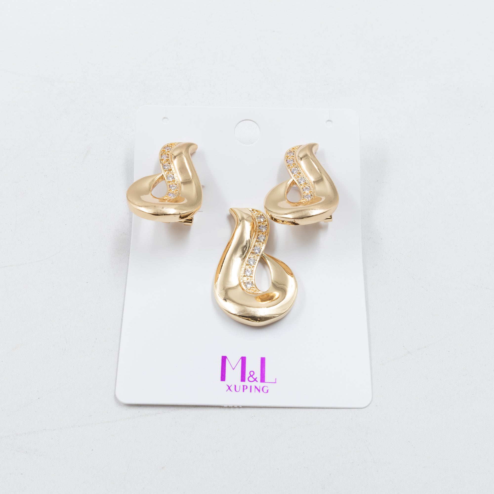 Conjunto de de Aretes y Dije M7 Oro Laminado