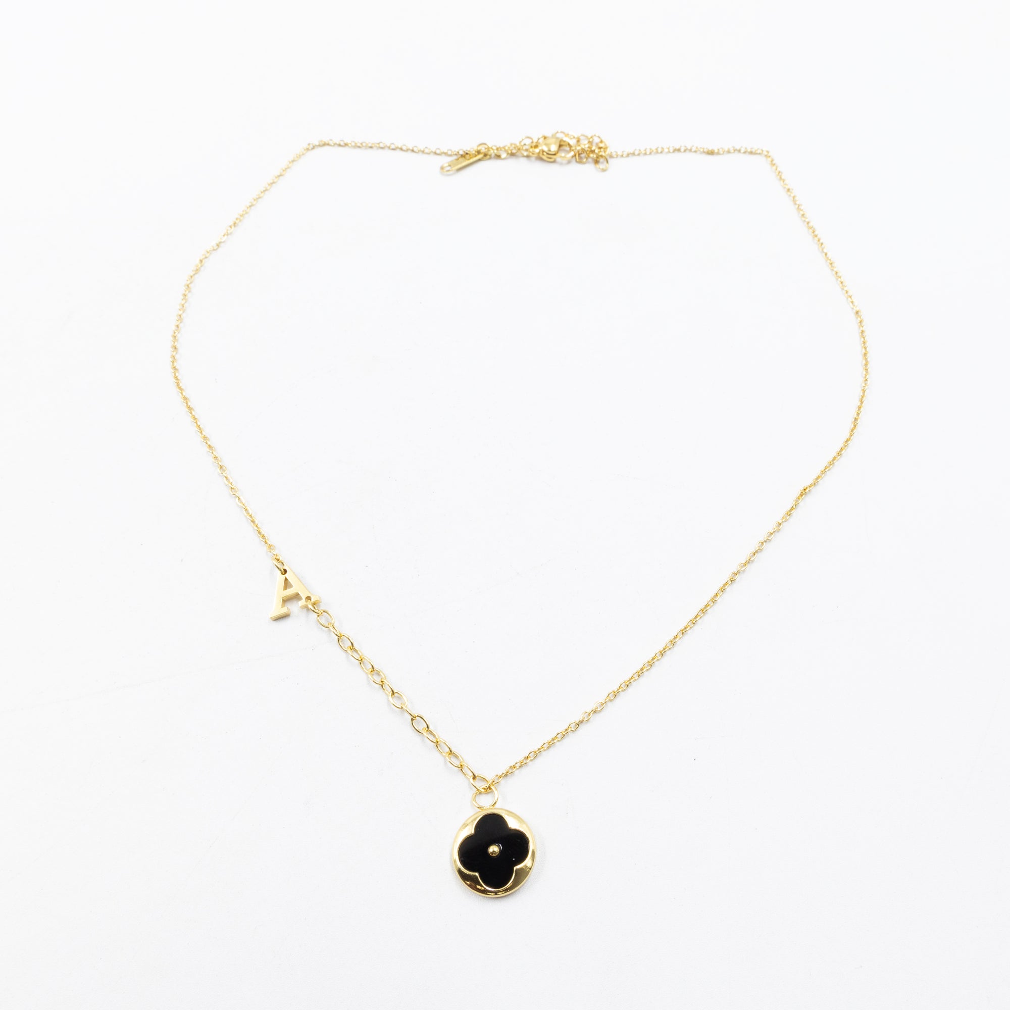 Collares Dorados con dijes de letra A,C,D,E,F,G,J,I,M y dije de Trebol Negro M7 Oro Laminado