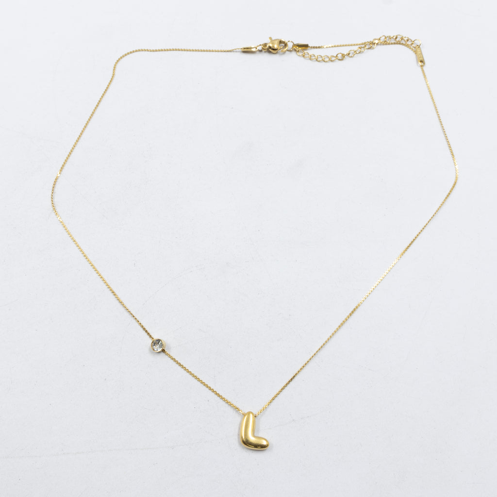 Collar Dorado con Dije de letras pequeñas M2 Oro Laminado