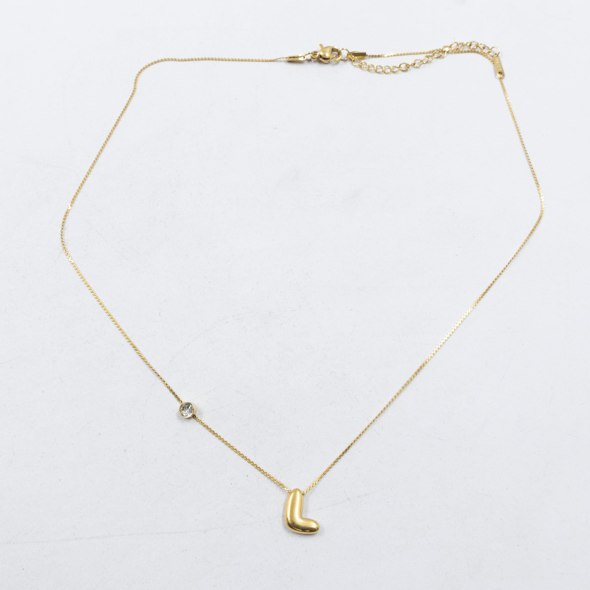 Collar Dorado con Dije de letras pequeñas M2 Oro Laminado