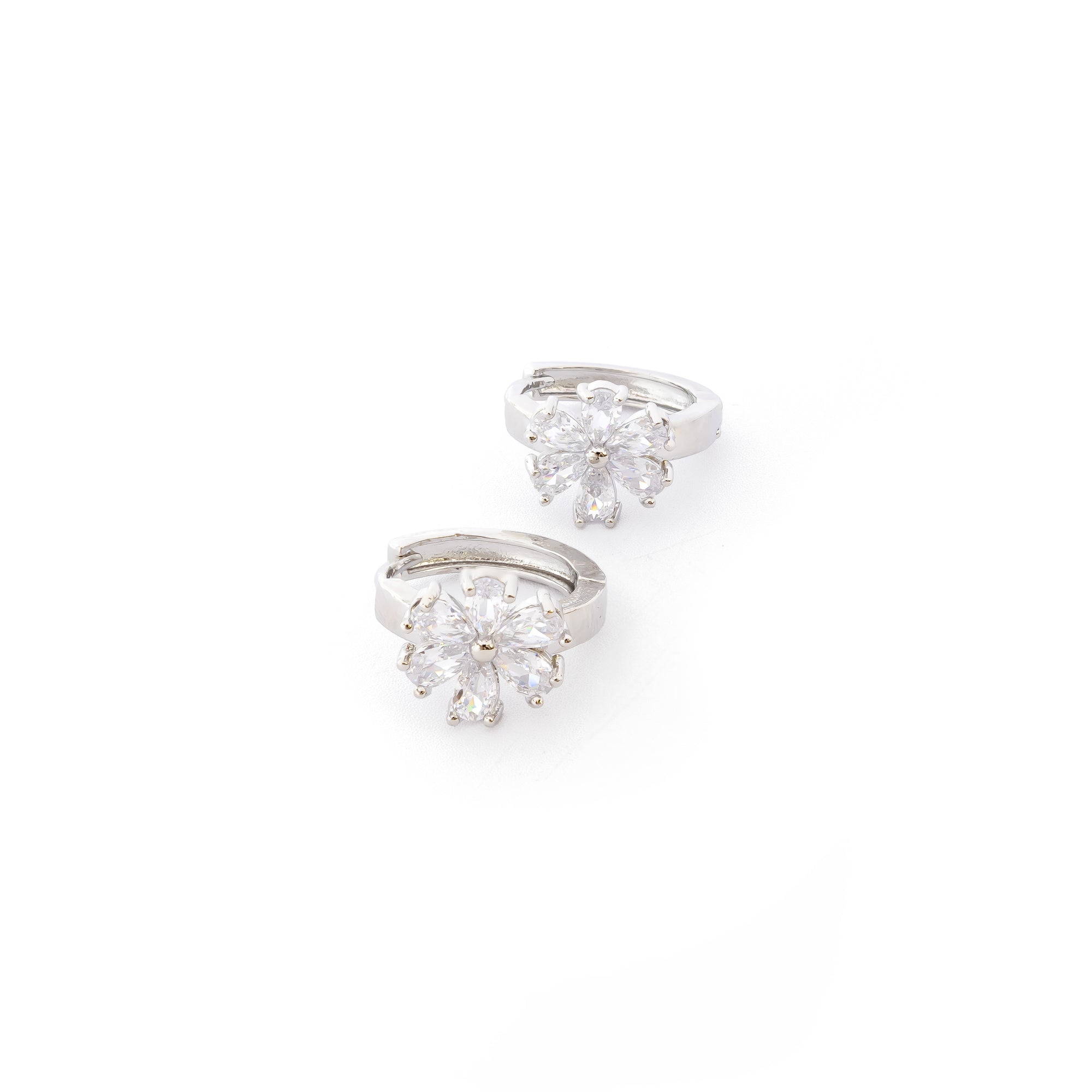 Aretes Plateados Huggies con Piedras Blancas M1 Oro Laminado