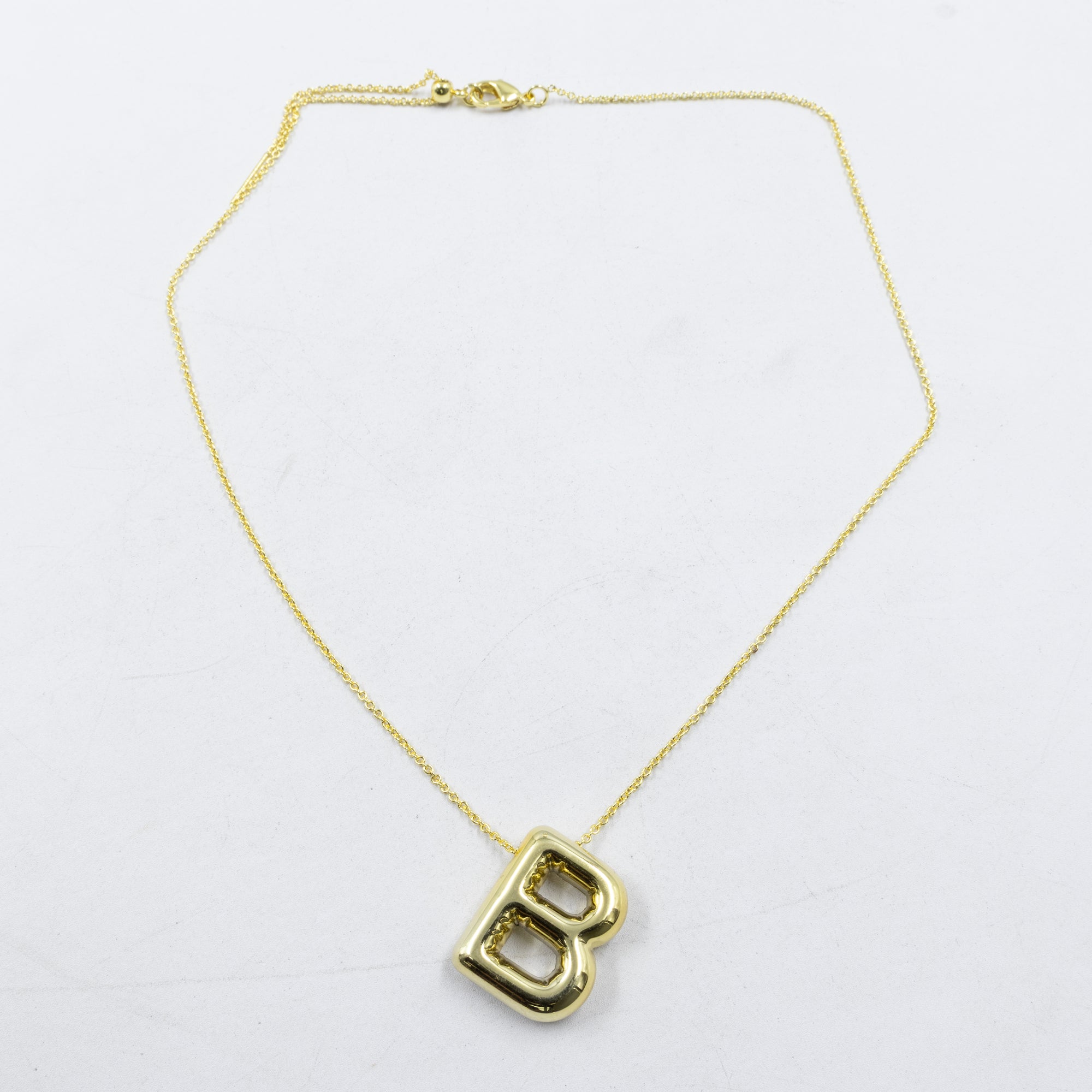 Collar Dorado con Dije de letras Grandes M1 Oro Laminado