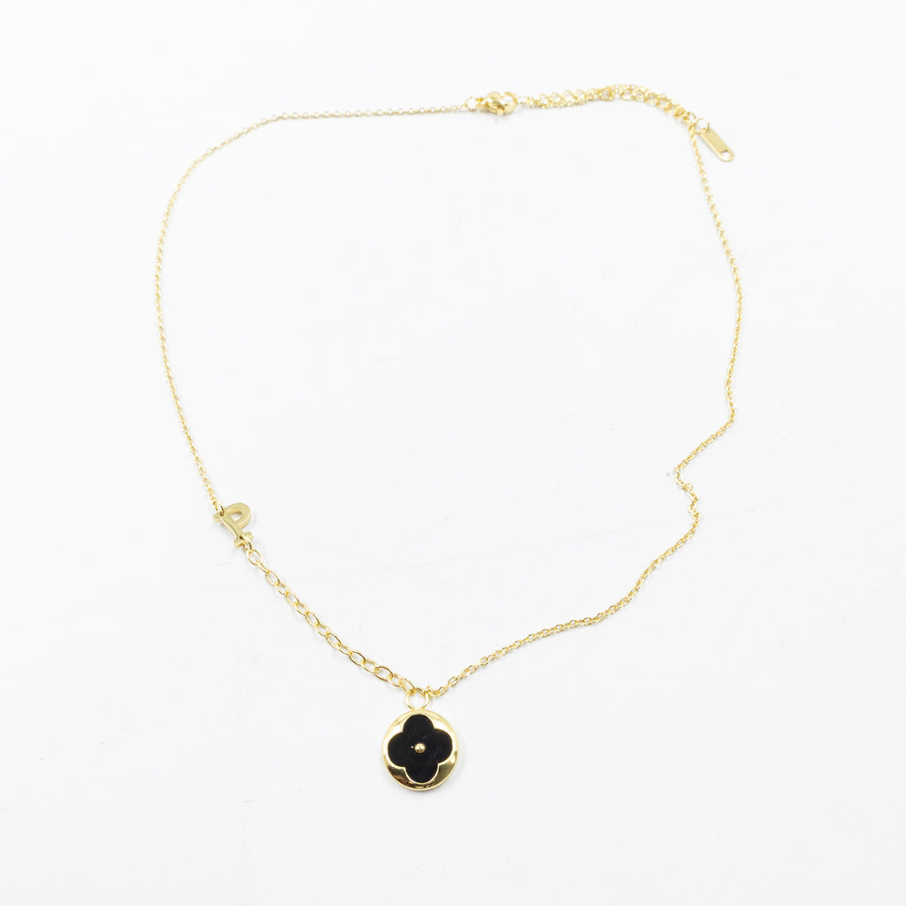 Collares Dorados con dijes de letra P, R,V y dije de Trebol Negro M8 Oro Laminado