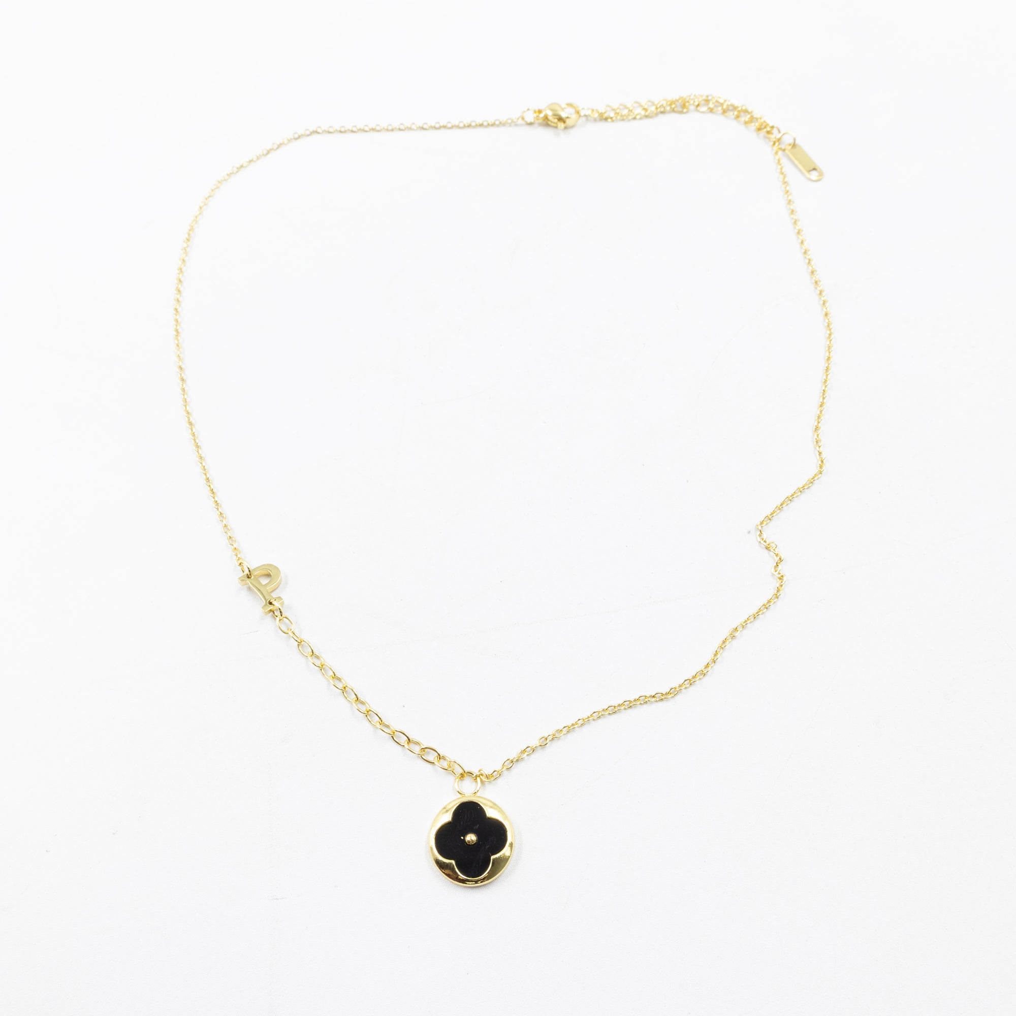 Collares Dorados con dijes de letra P, R,V y dije de Trebol Negro M8 Oro Laminado