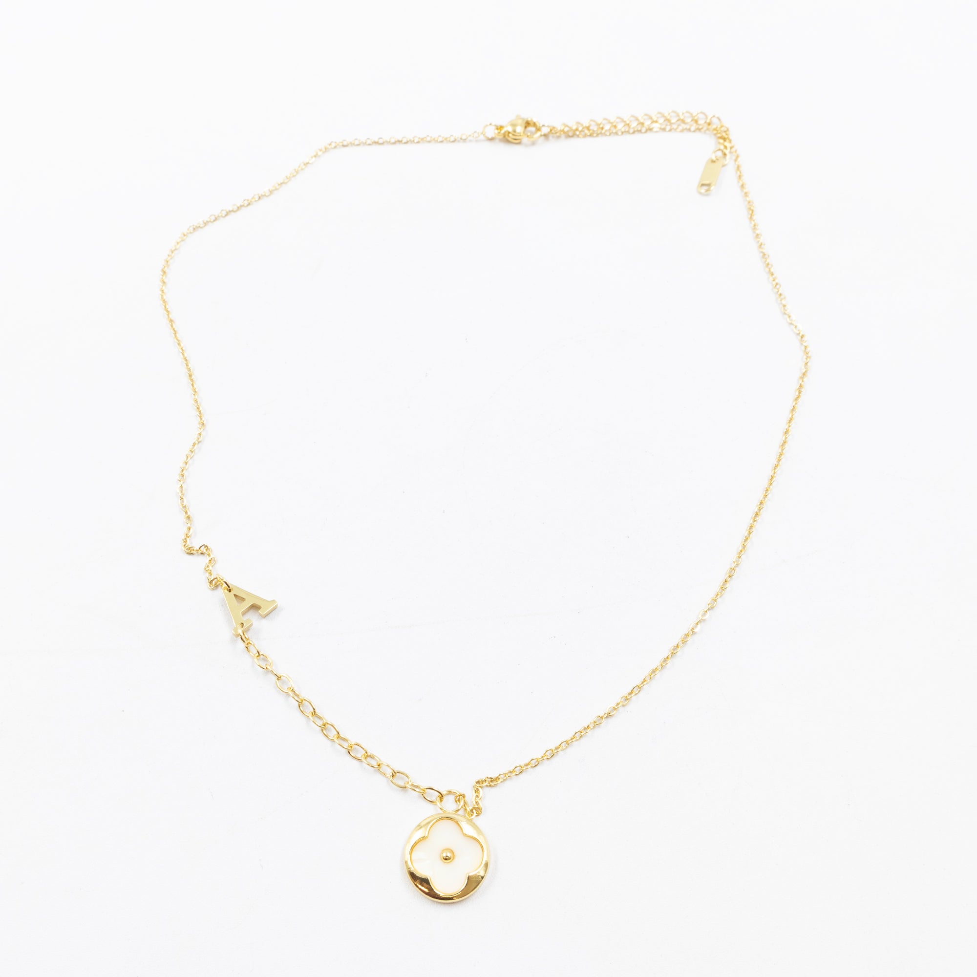 Collares Dorados con dijes de letra A,B,C y dije de Trebol M1 Oro Laminado