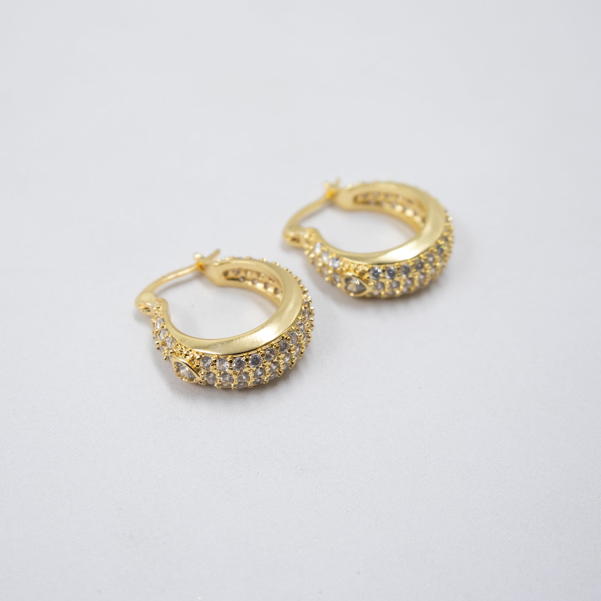 Aretes Dorados con Piedras Blancas M1 Oro Laminado
