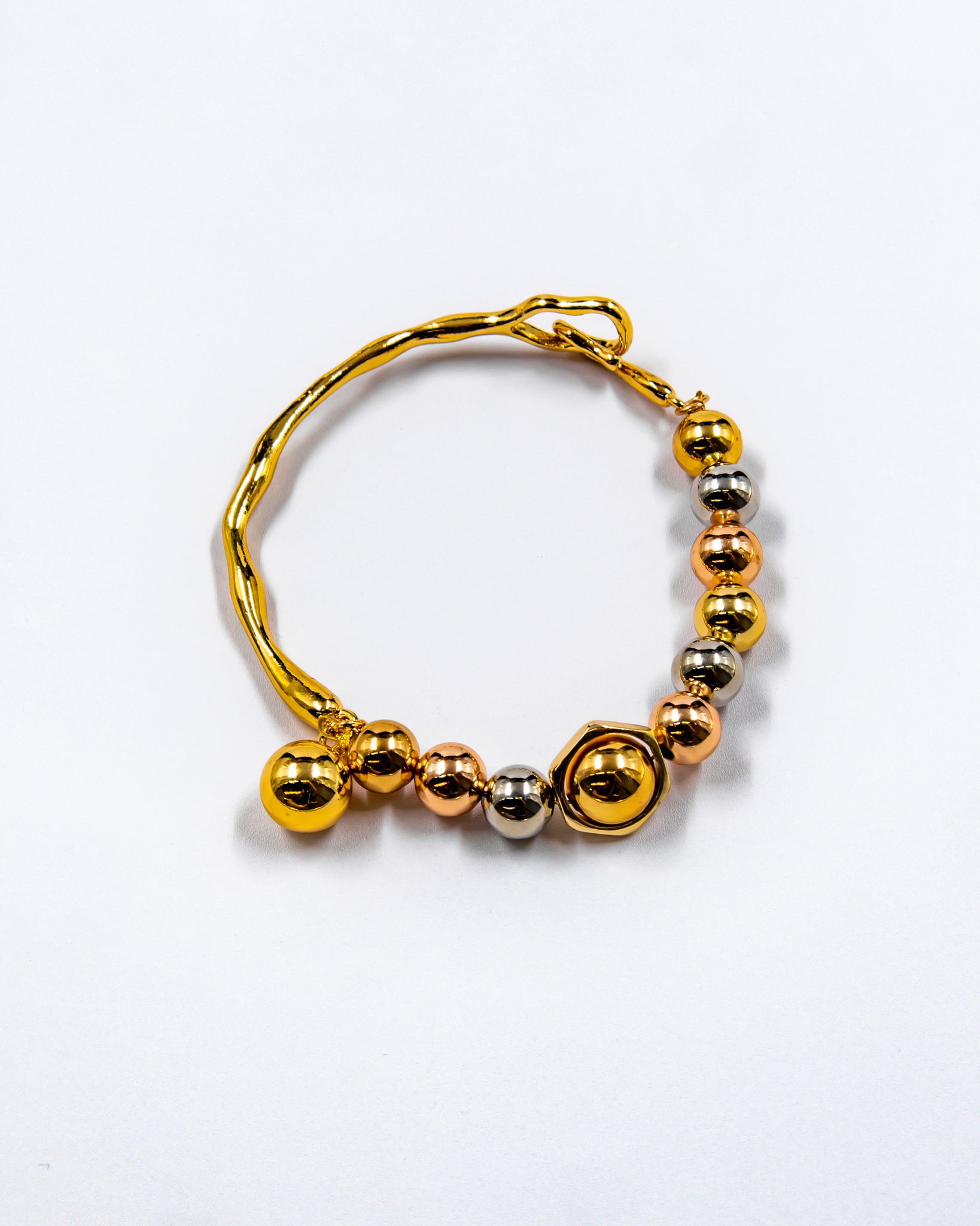Pulsera rigida con cuentas y dije - M2 Oro Laminado