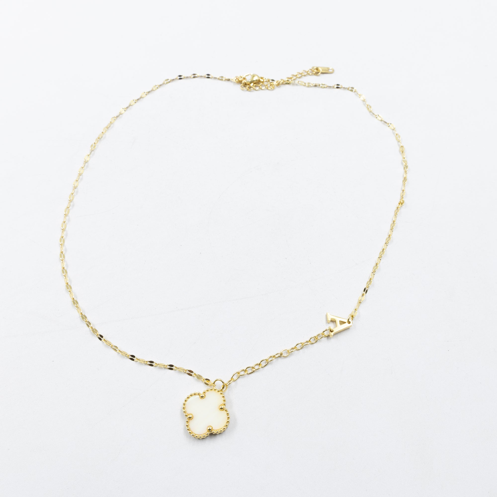 Collares Dorados con dijes de letra A, B, C y de Trebol M1 Oro Laminado