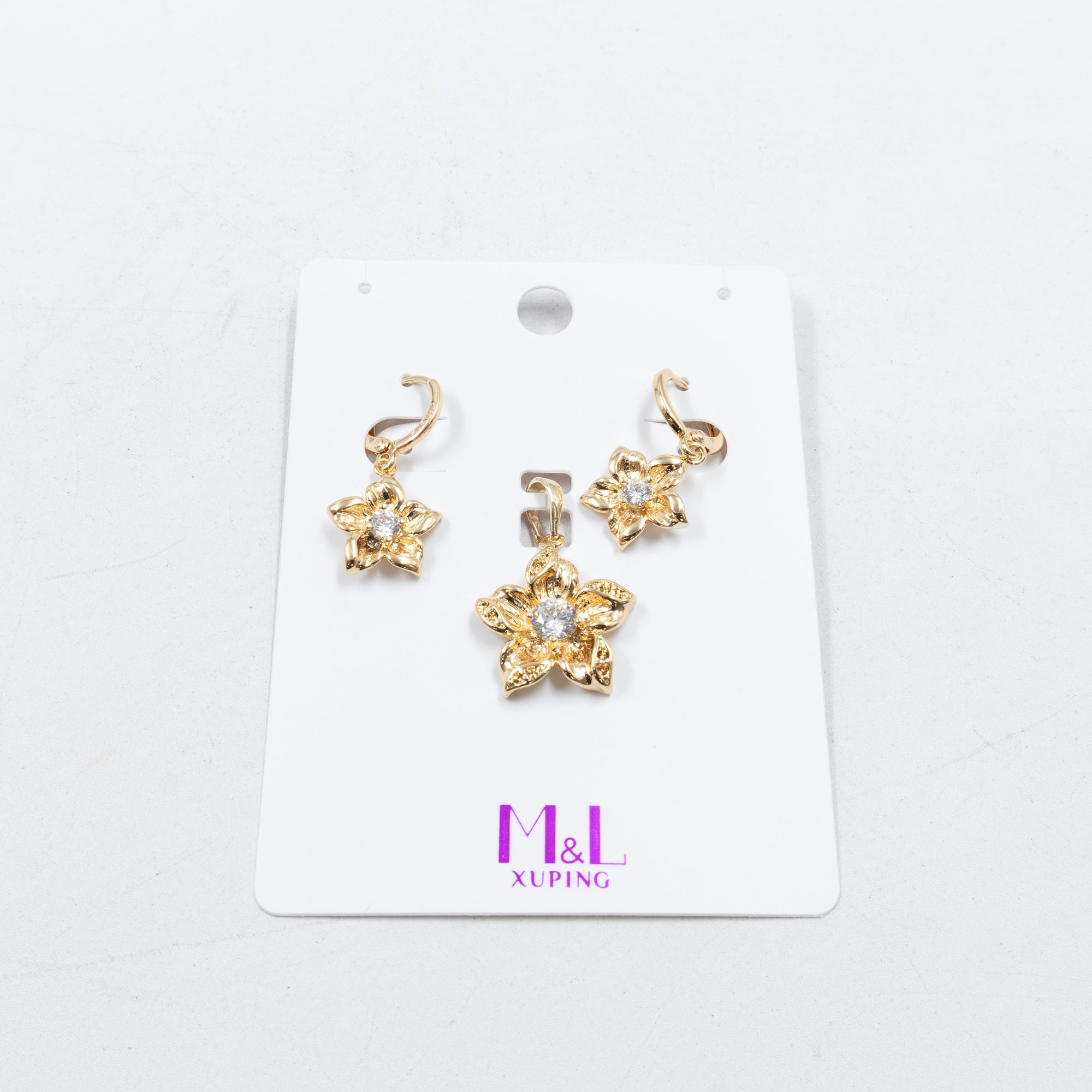 Conjunto de de Aretes y Dije M10 Oro Laminado