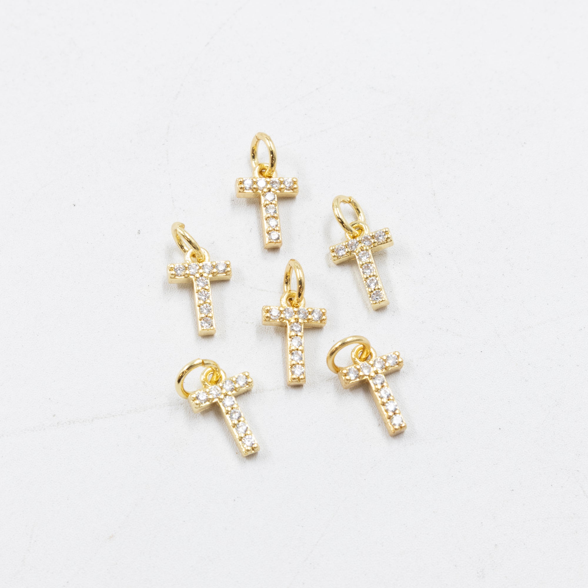 Paquete de 6 Dijes de Letras con piedras M3 Oro Laminado