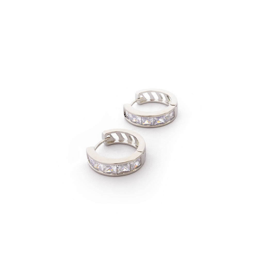 Aretes Plateados Huggies con Piedras Blancas M1 Oro Laminado