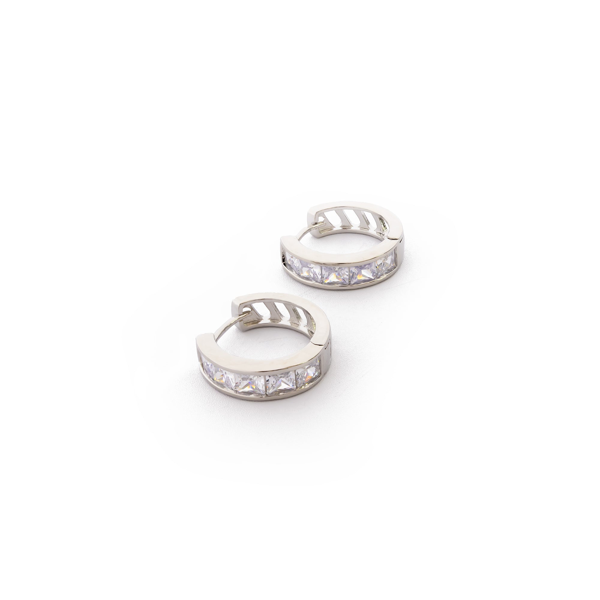 Aretes Plateados Huggies con Piedras Blancas M1 Oro Laminado