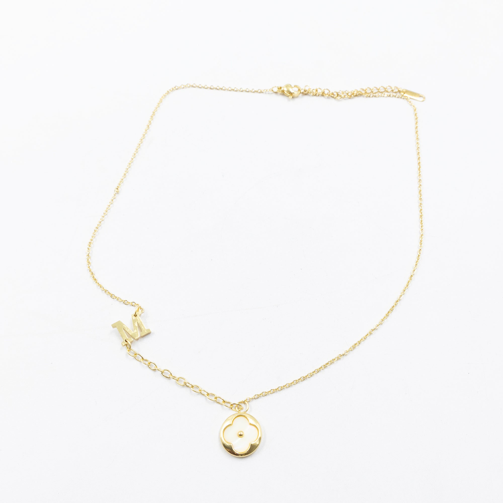 Collares Dorados con dijes de letra M,L,K y dije de Trebol M4 Oro Laminado