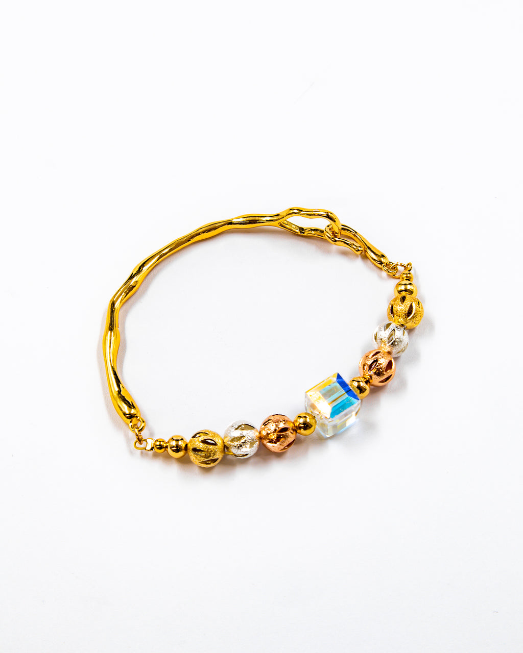 Pulsera rigida con cuentas y dije - M1 Oro Laminado