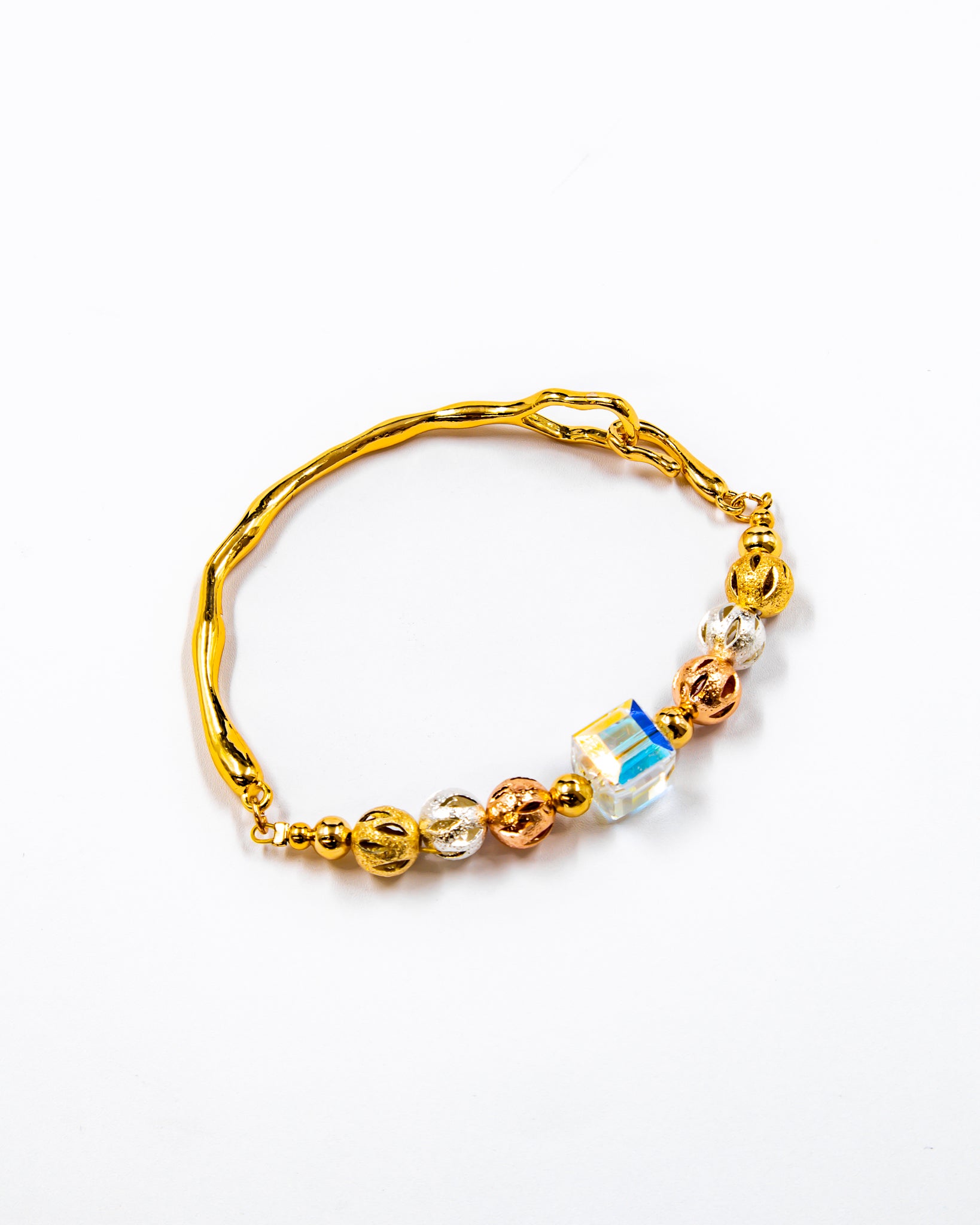 Pulsera rigida con cuentas y dije - M1 Oro Laminado