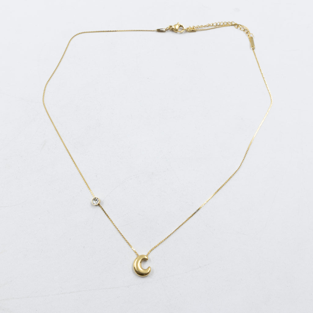 Collar Dorado con Dije de letras pequeñas M1 Oro Laminado
