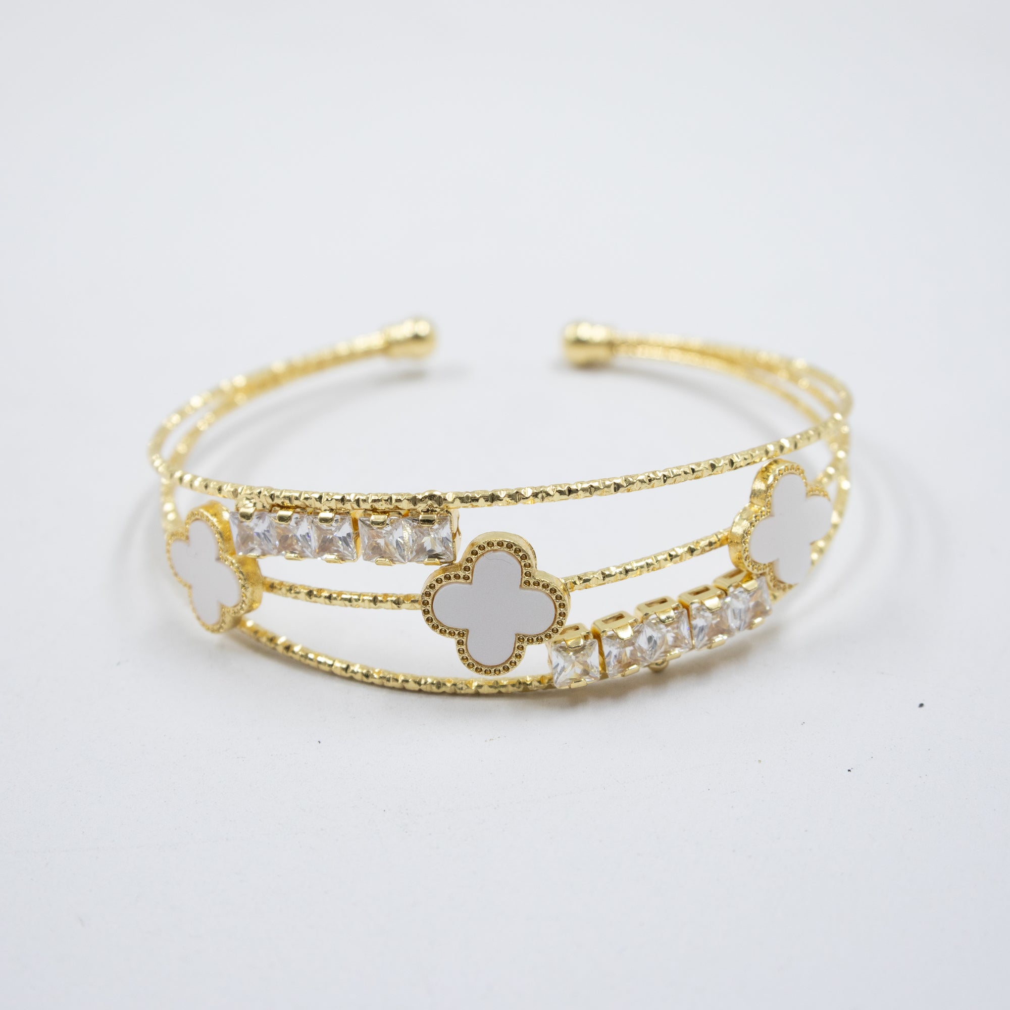 Pulsera dorada con flor y piedras blancas M1 Oro Laminado